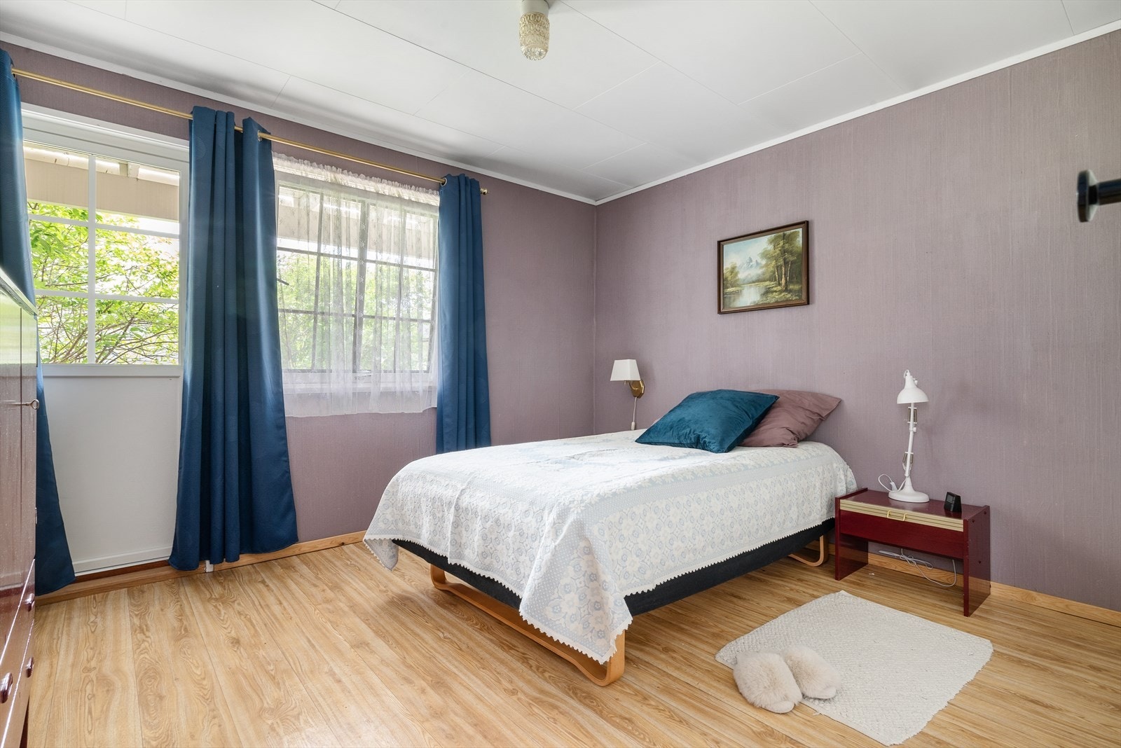 Soverom 1. Fra soverom 1 er det utgang til plattingen på bakkeplan. Galleribilde