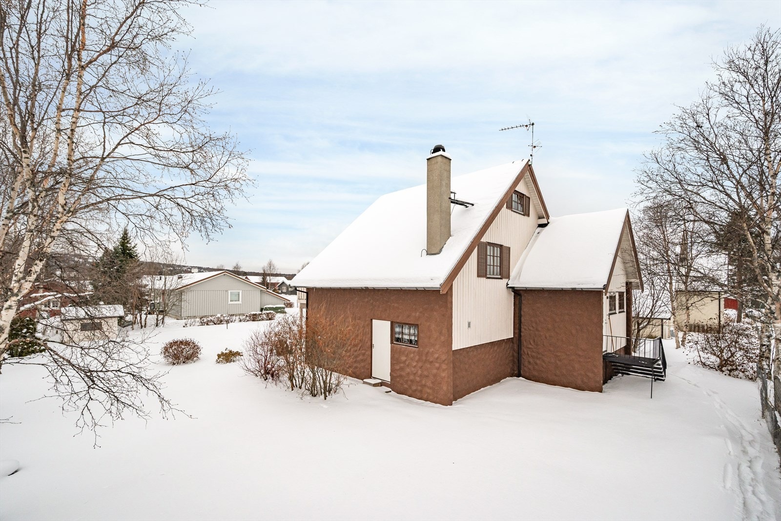 Enebolig med sentral og attraktiv beliggenhet. Flat og fint tomt. Galleribilde