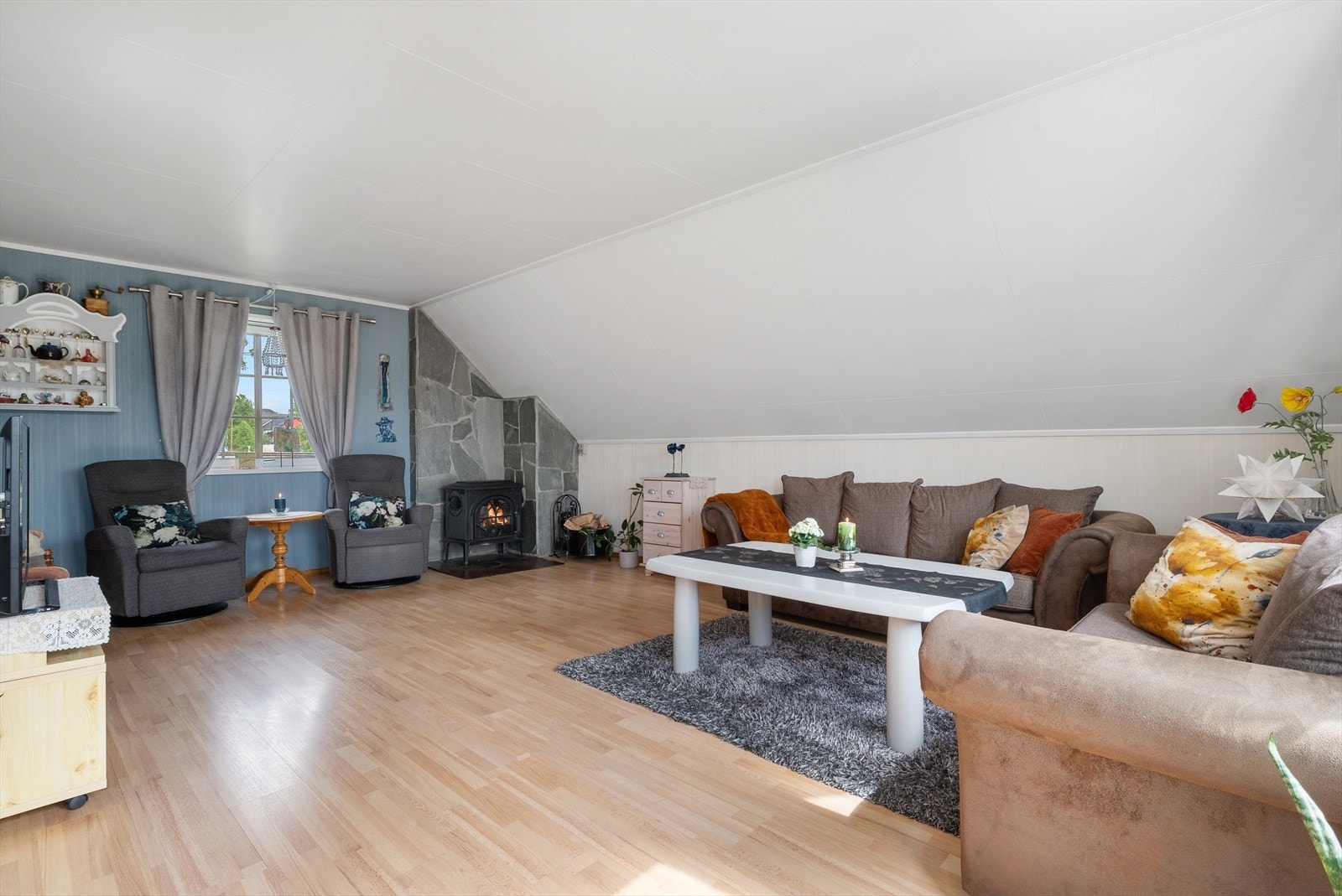 Stue med vedfyring og varmepumpe (varmepumpa er montert ny i 2025). Galleribilde