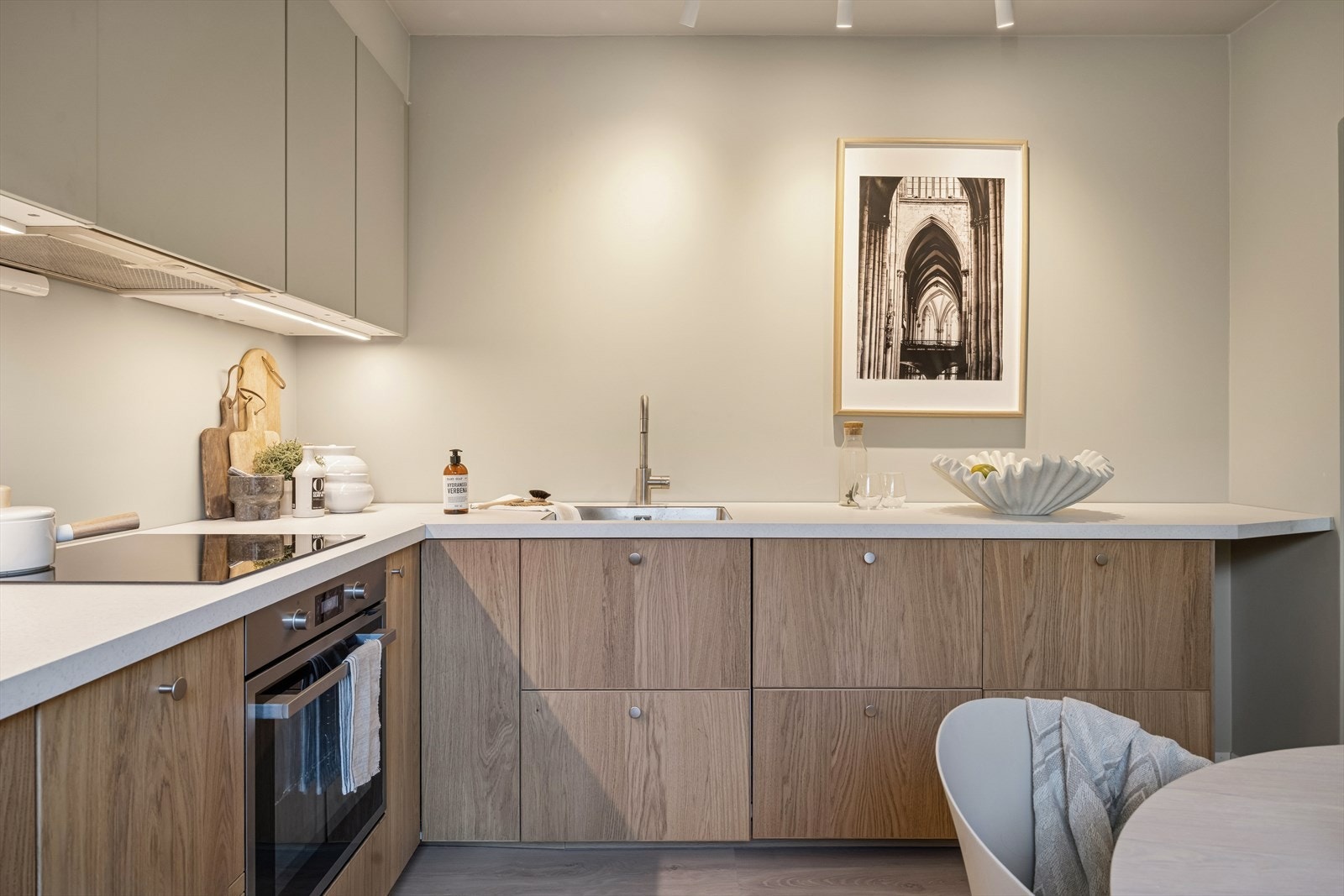 Kjøkkenet har god oppbevaringsplass i skuffer, over- og underskap, samt benkeplater som gjør det enkelt å tilberede ethvert måltid. Galleribilde