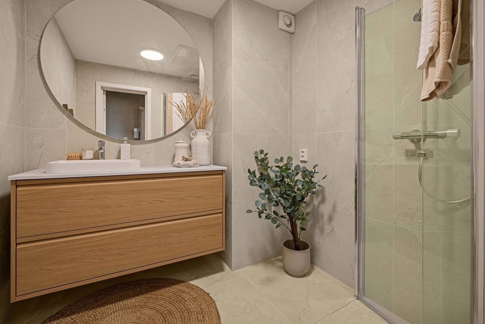 Lekkert flislagt baderom på 4,1m² med gulvvarme. Galleribilde