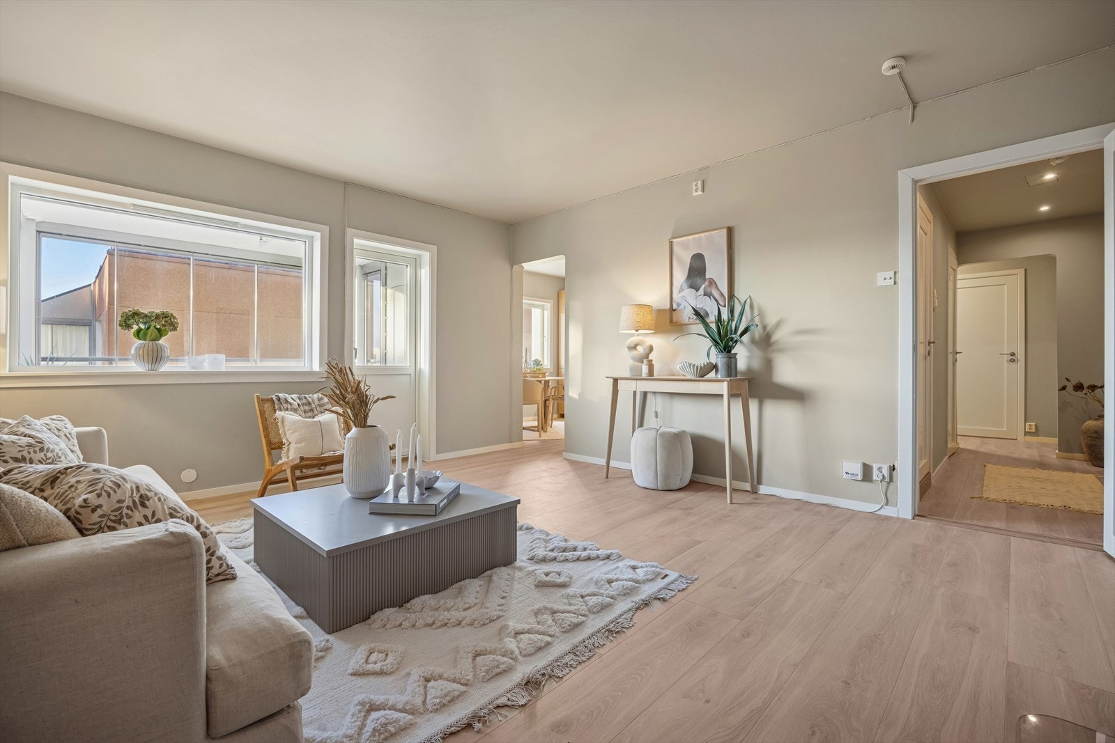 Store vindusflater gir et lyst og hyggelig rom året rundt. Galleribilde