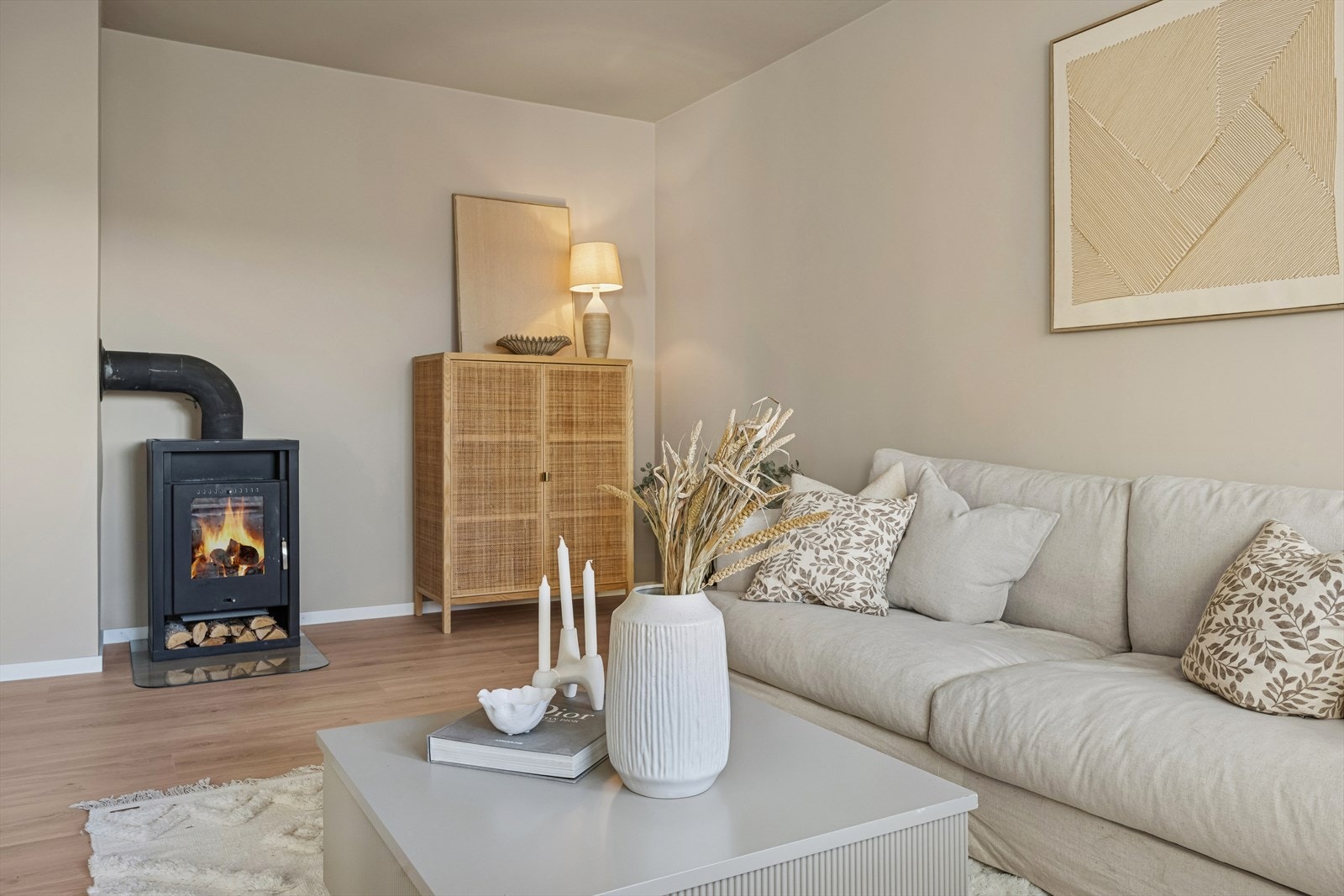 Stuen har vedovn som varmer godt på kalde dager. Galleribilde