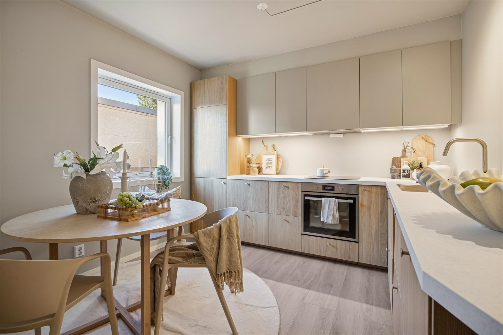 Separat kjøkken på 10m² med god plass til spisebord. Galleribilde