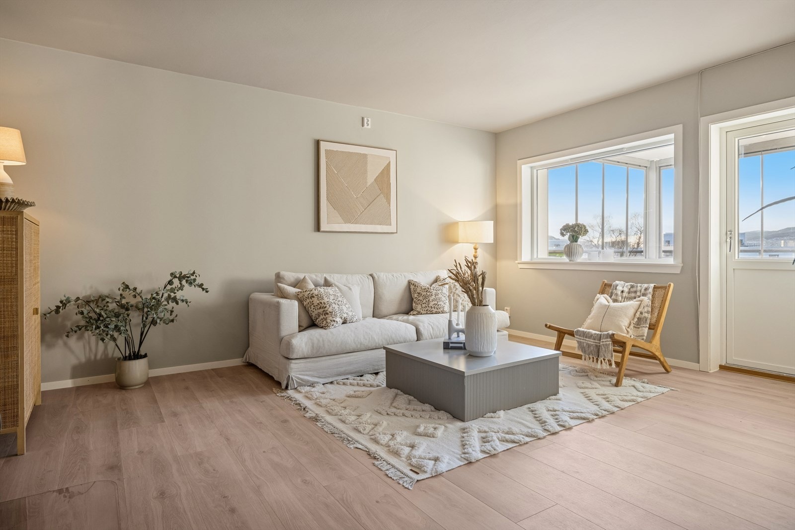 Leiligheten er gjennomgående oppusset i 2025/26 med høy standard og moderne farge- og materialvalg. Galleribilde