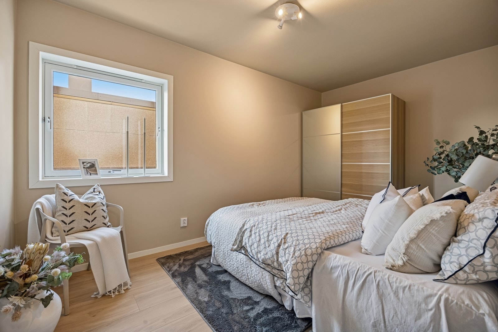 God oppbevaringsplass i medfølgende garderobeløsning. Galleribilde