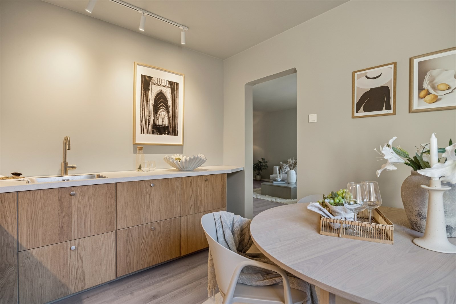 Kjøkkeninnredningen er moderne med slette fronter og laminert benkeplate. Galleribilde