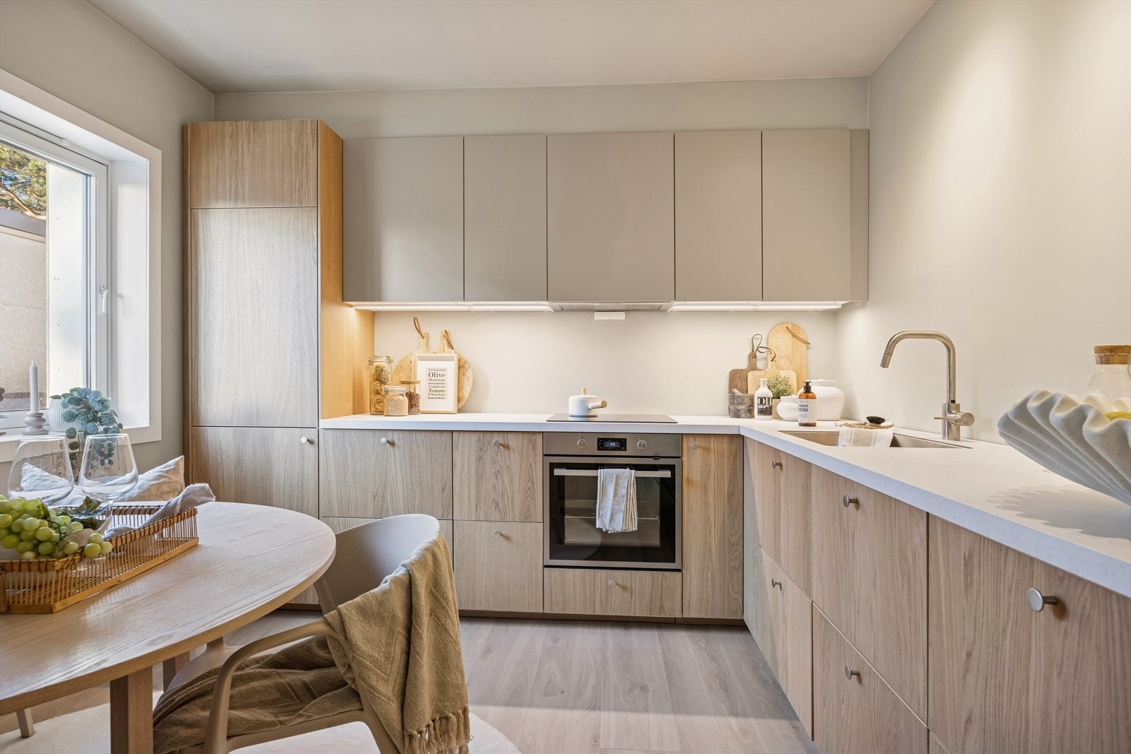 Kjøkkenet er nytt i 2025/26 og har integrerte hvitevarer som medfølger i handelen. Galleribilde