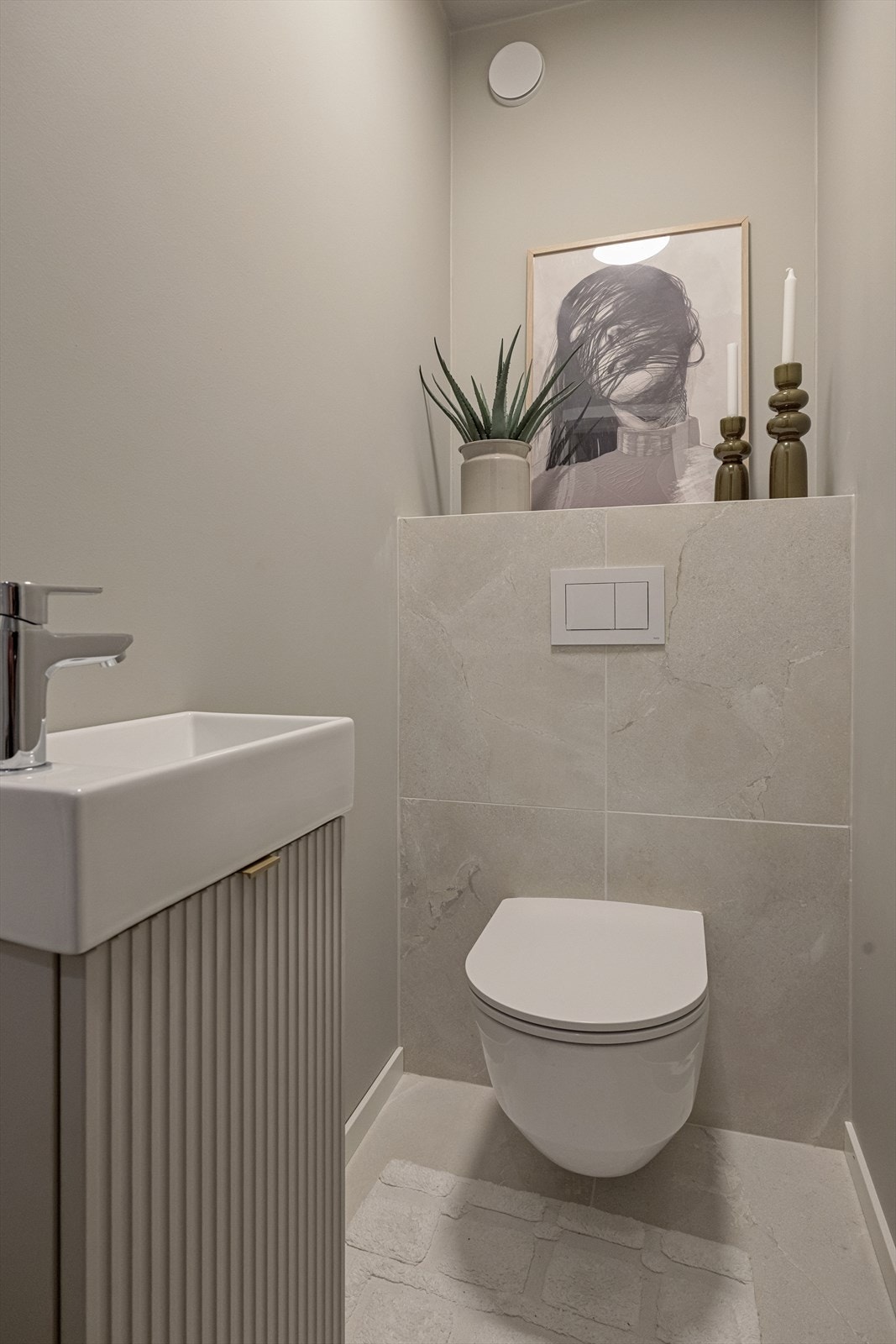 Separat toalettrom med egen vask og flislagt gulv. Galleribilde