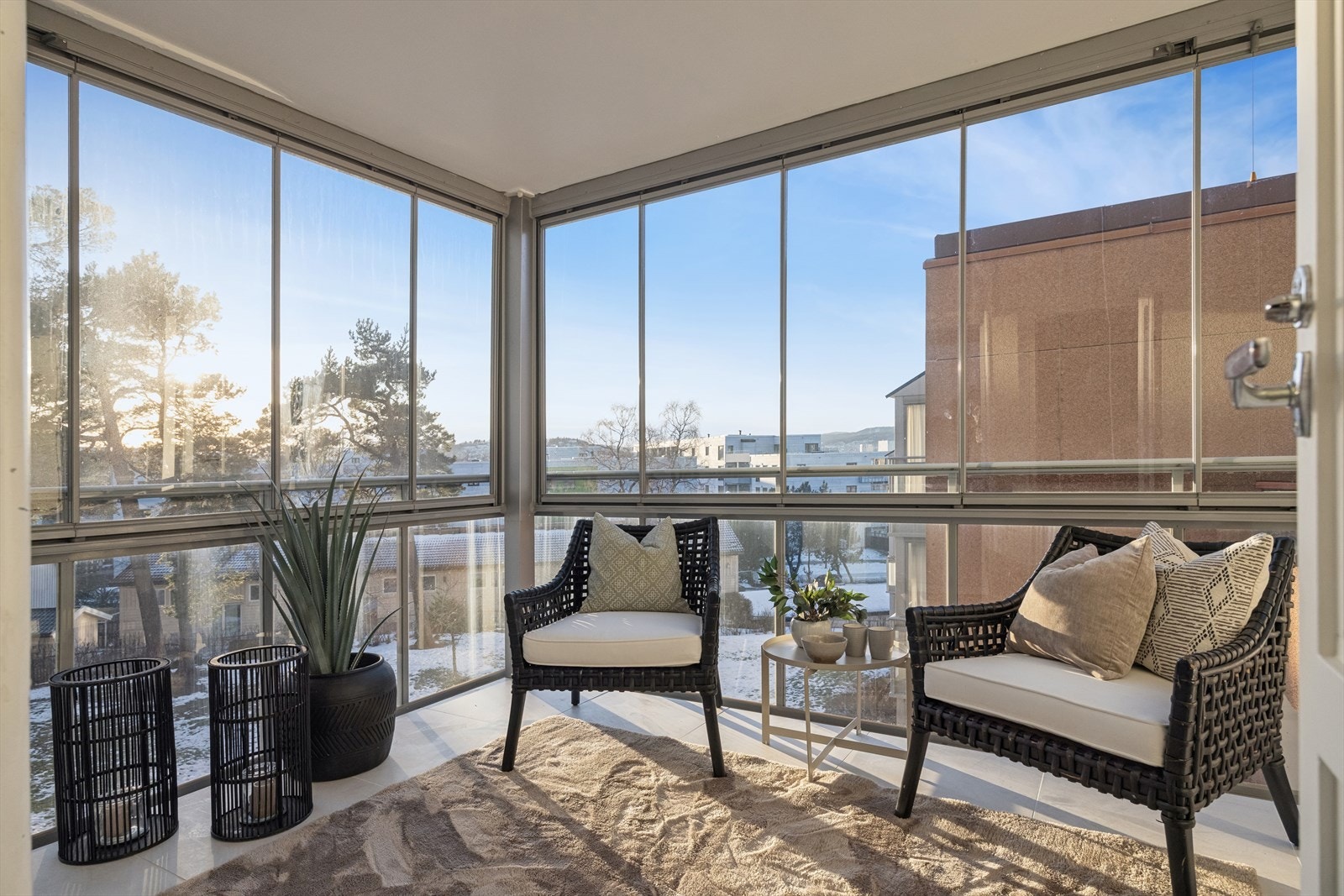 Leiligheten har en sørvendt innglasset balkong på 9,3m² som blir en forlengelse av stua. Galleribilde