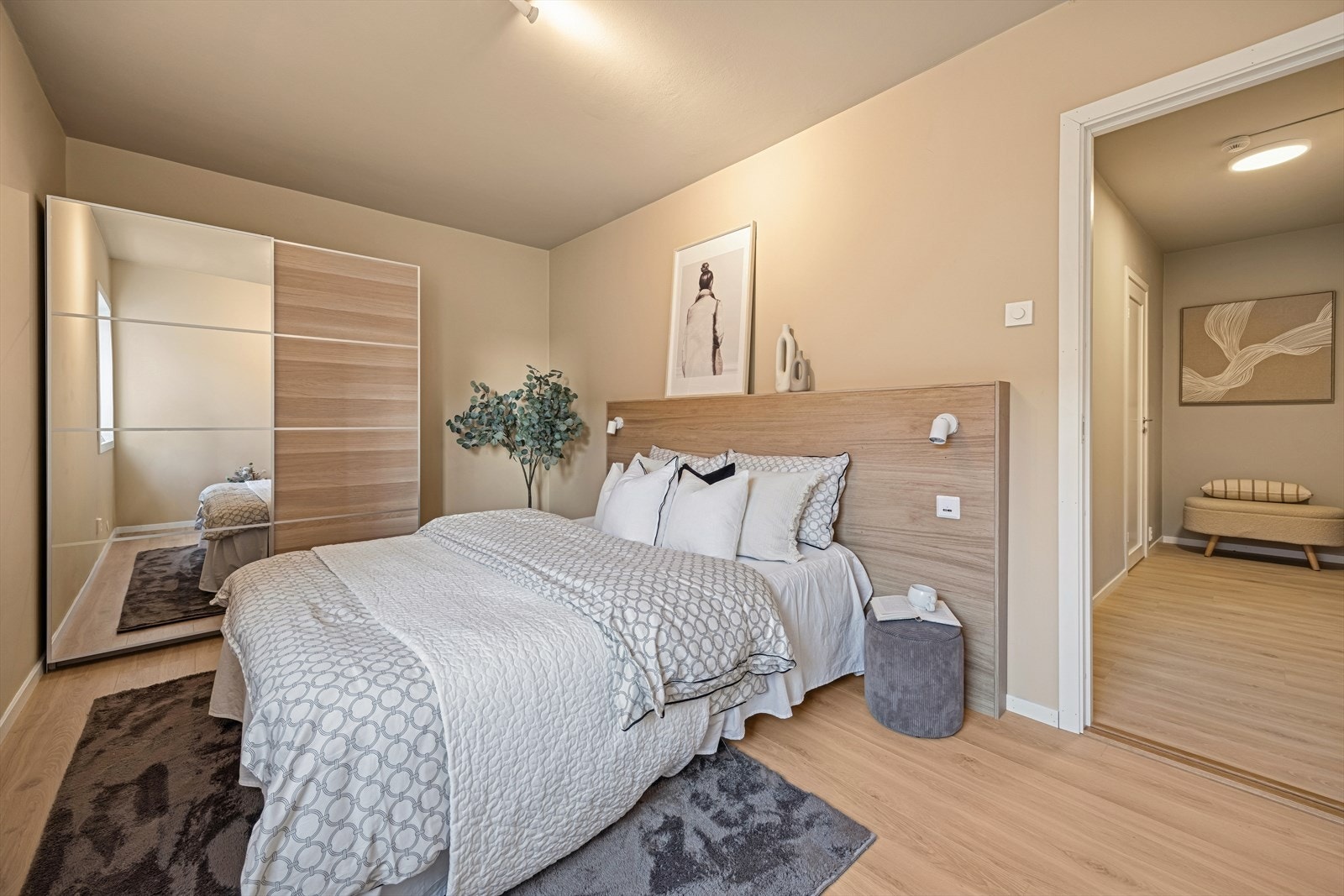 Hovedsoverommet er på 12,4m² og byr på god plass til dobbeltseng og nattbord. Plassbygget sengegavl med integrerte lys og USB-uttak. Galleribilde