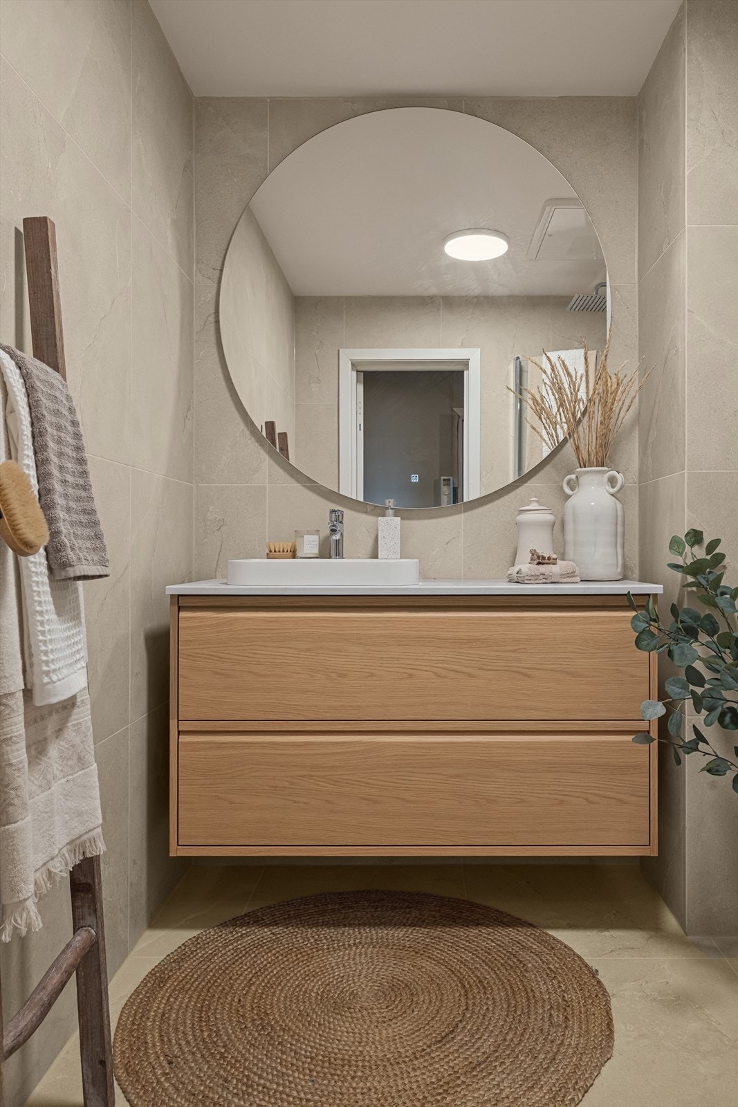 Badet er utstyrt med servant med underskuffer, dusjhjørne og opplegg for vaskemaskin. Galleribilde