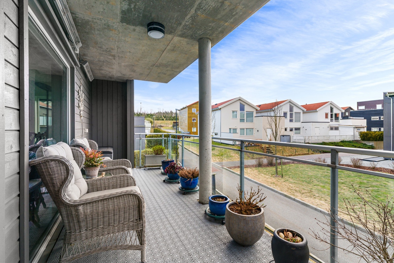 Balkongen er romslig med god plass til utemøbler og diverse planter. Det er montert 2 terrassevarmere som gir god varme. Galleribilde