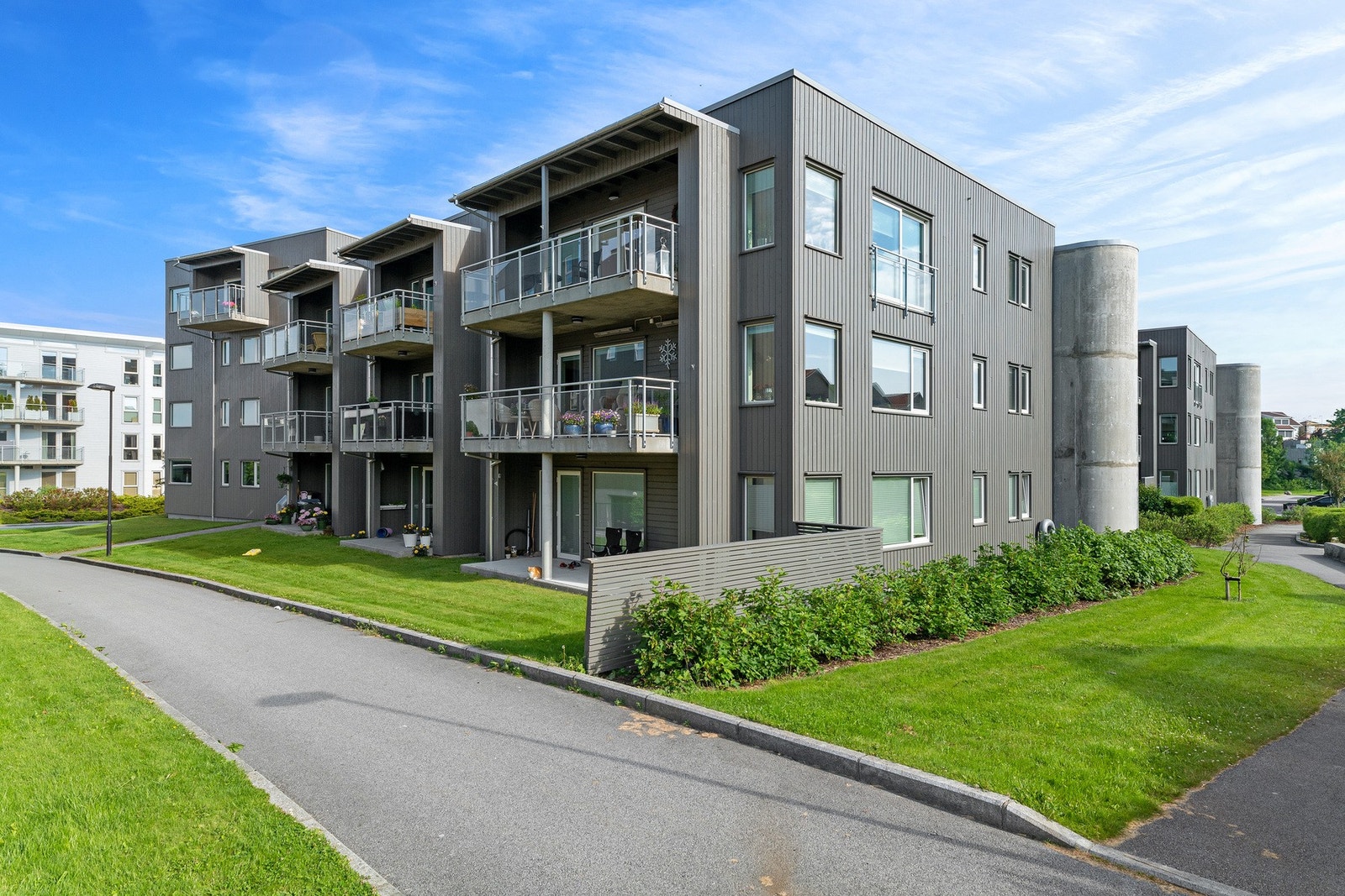 Fra leiligheten er det kort avstand til tjødnå. Galleribilde