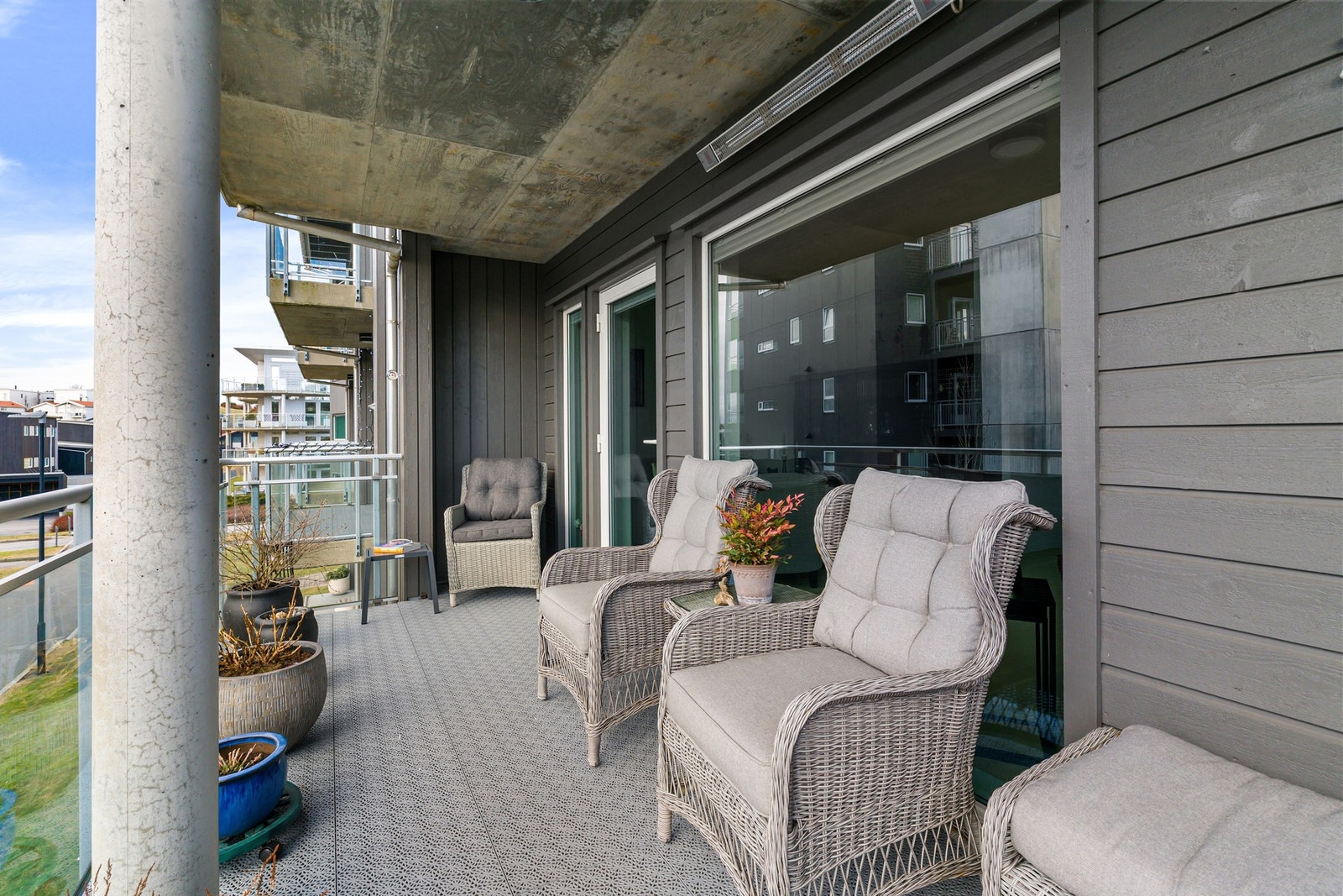 Området har kort vei til flotte tur- og rekreasjonsområder som kan benyttes gjennom hele året hvor "tjødnå" ligger i umiddelbar nærhet til leiligheten. Galleribilde