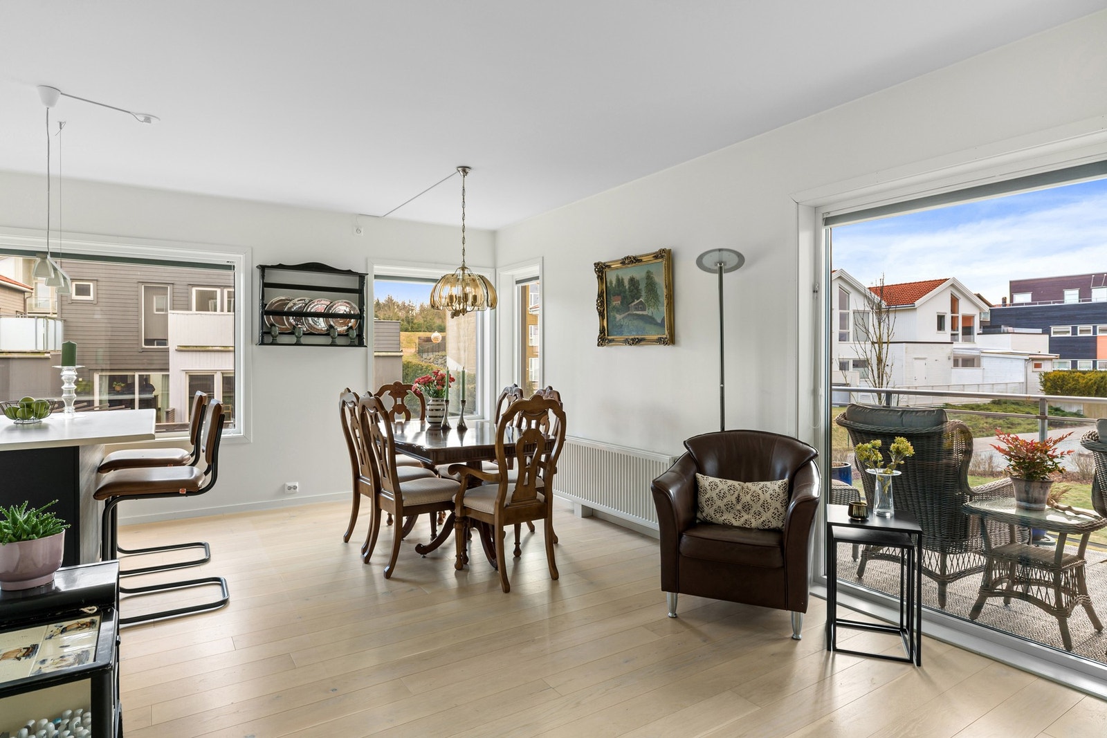 Kjøkkenet er romslig og har godt med skap- og benkeplass til matlaging og diverse lagring av matvarer. Galleribilde