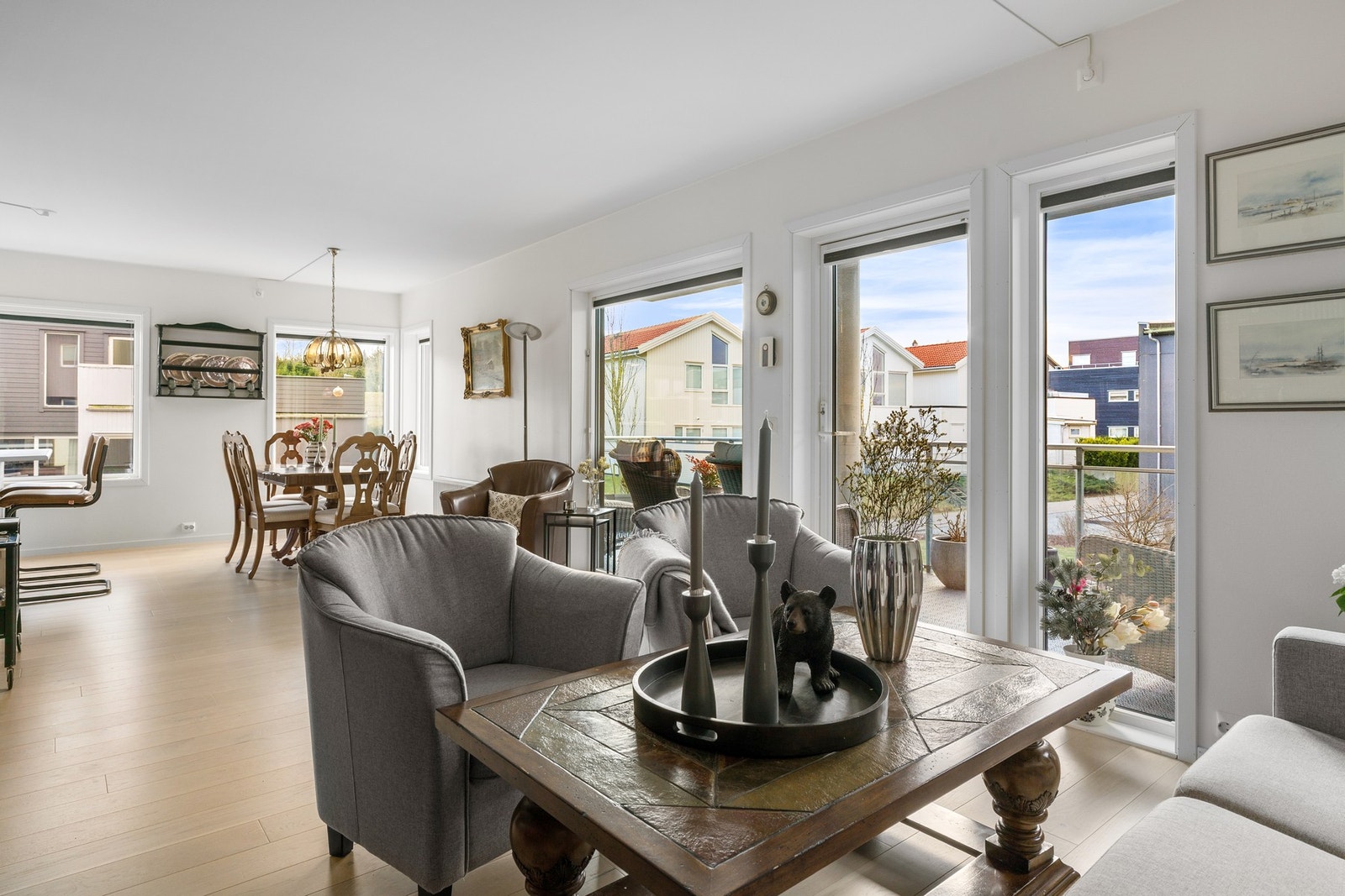 stuen har en naturlig tilknytning til kjøkkenet, noe som gjør rommet godt egnet for både hverdag og sosiale sammenkomster. Galleribilde