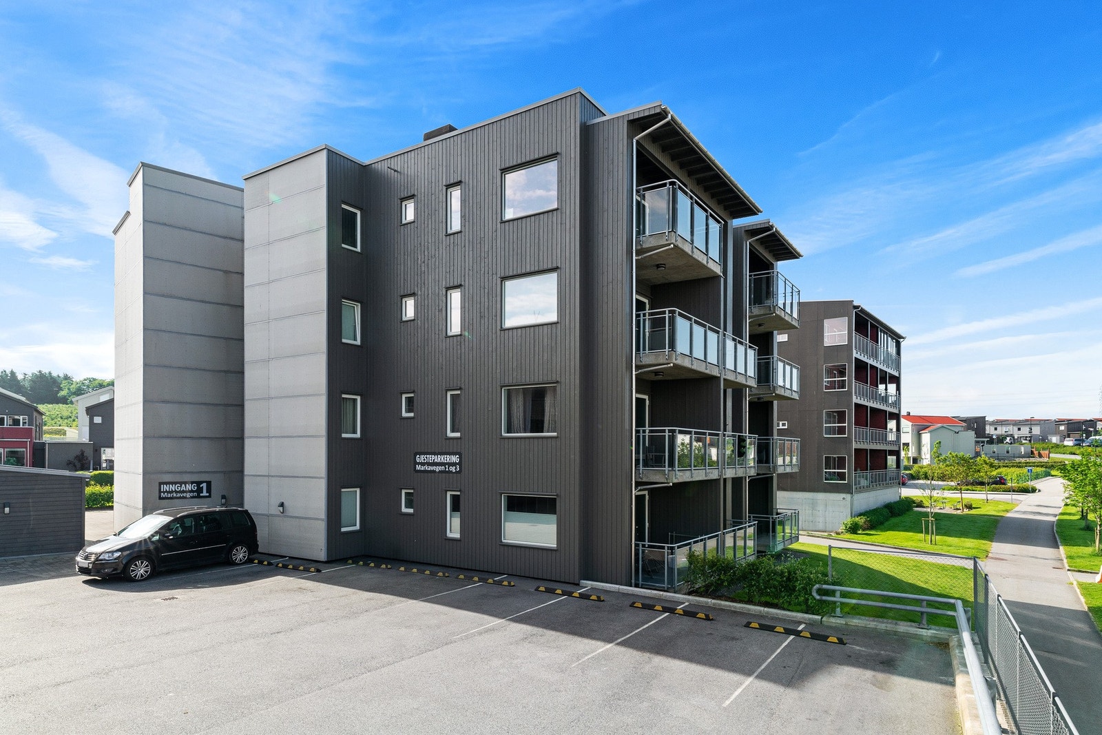 Området kan tilby flere ulike fritidsaktiviter med blant annet Fotball i Bryne FK og Rosseland BK. Bryne har også tennisklubb, taekwon-do klubb, karateklubb, svømmeklubb og håndballag. Galleribilde