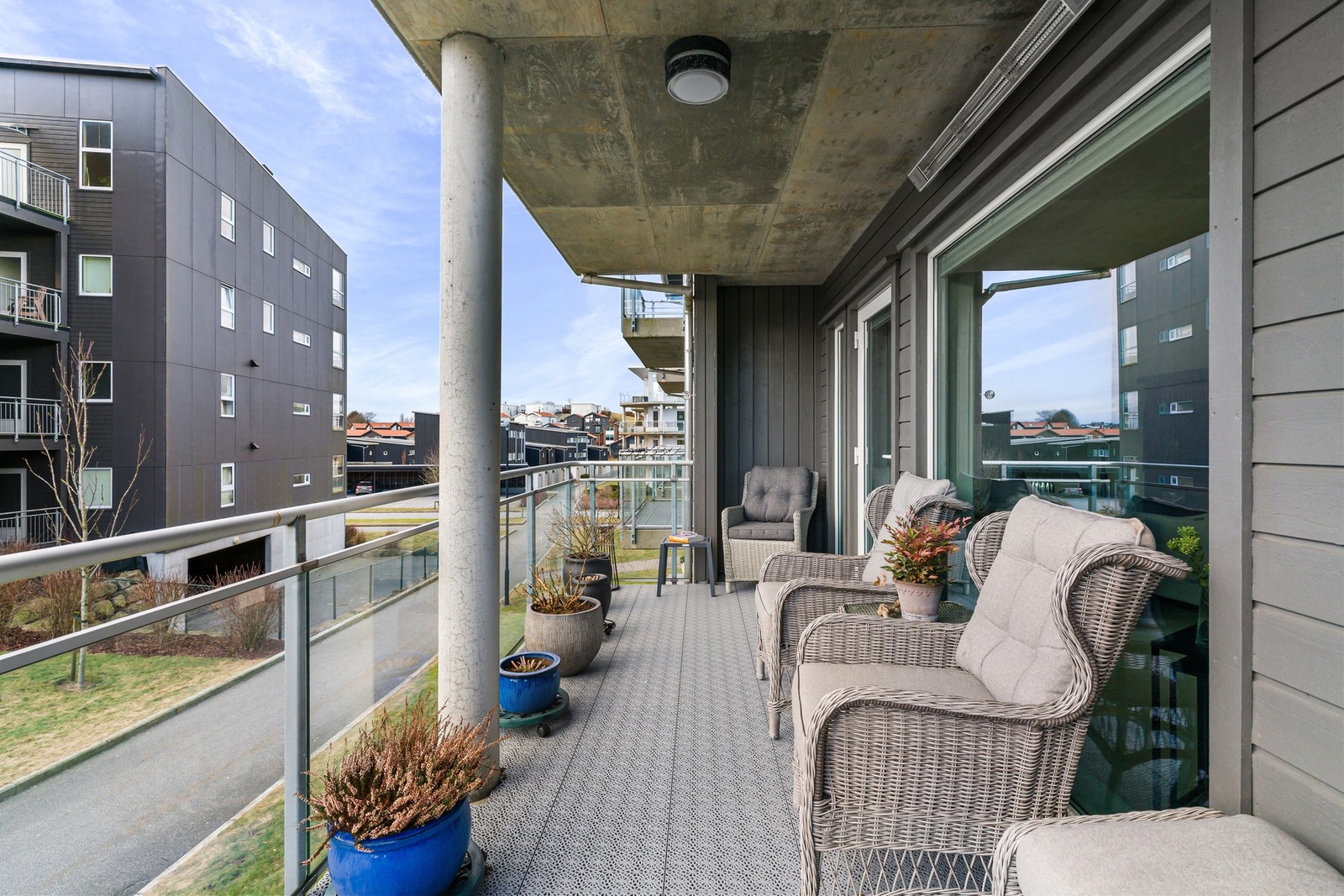 Et lettstelt uteareal som gir mulighet for utendørs opphold i tilknytning til leiligheten. Galleribilde