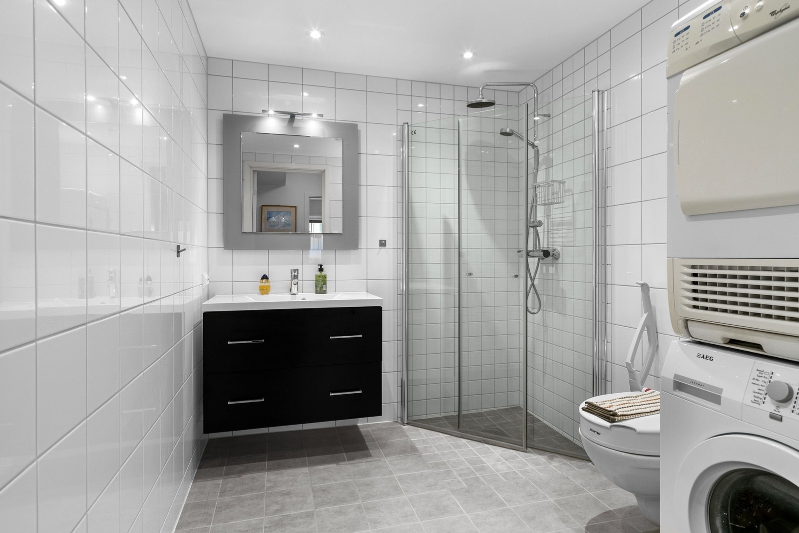 Av våtrom har leiligheten to bad. Badet har fliser på både gulv og vegger, samt vannbåren gulvvarme. Galleribilde