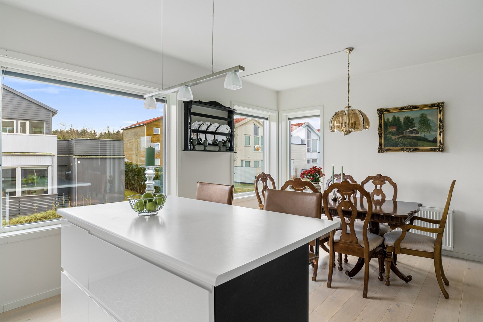 . Kjøkkenet er utstyrt med integrerte hvitevarer om komfyr, micro, oppvaskmaskin og koketopp. Galleribilde