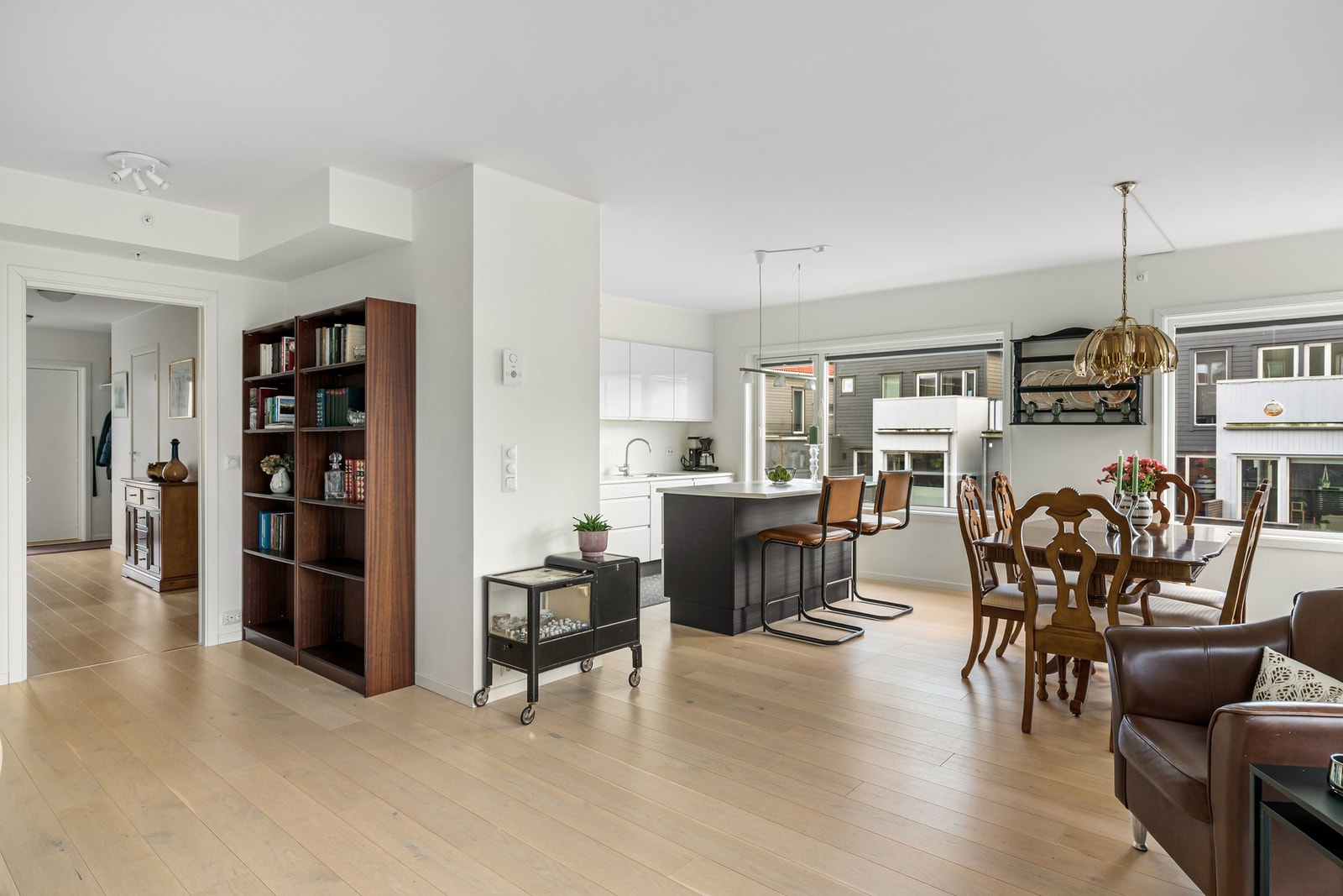 Stuen og kjøkkenet ligger i en åpen løsning. Galleribilde