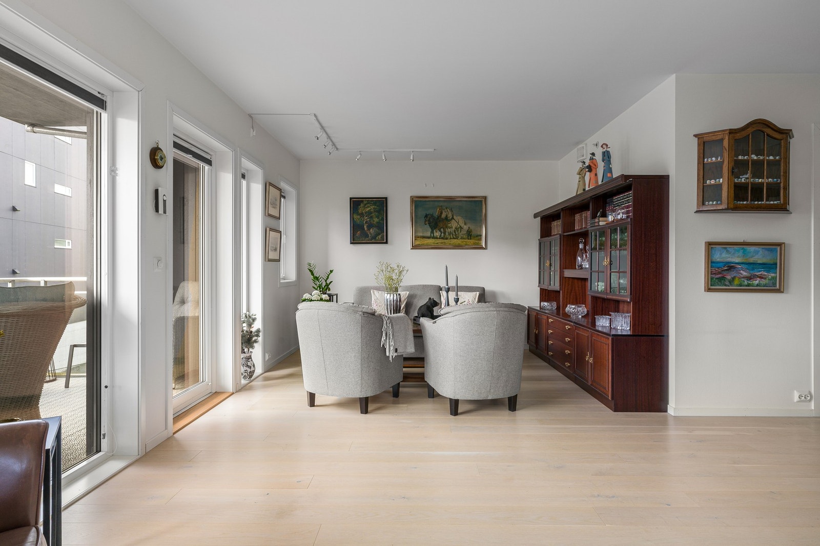 Den åpne løsning gir plass til å innrede rommet i ulike soner med sofa, tv-seksjon og spisebord ved kjøkkensonen. Galleribilde