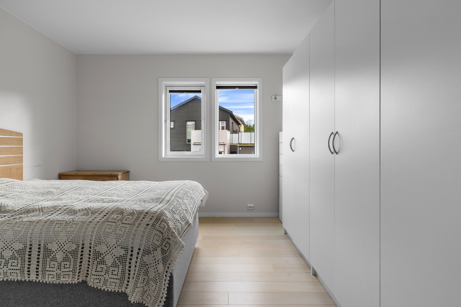 Hovedsoverommet har god plass til dobbeltseng, nattbord og garderobeskap til oppheng av klær og sko. Galleribilde