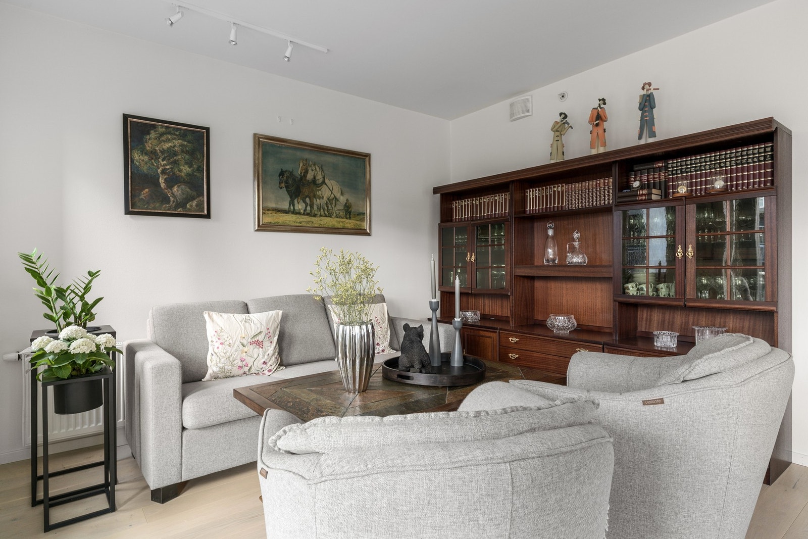 . Rommet er lys og luftig med store vindusflater som slipper inn rikelig med naturlig lys og skaper en behagelig romfølelse, samt utgang til en romslig balkong. Galleribilde