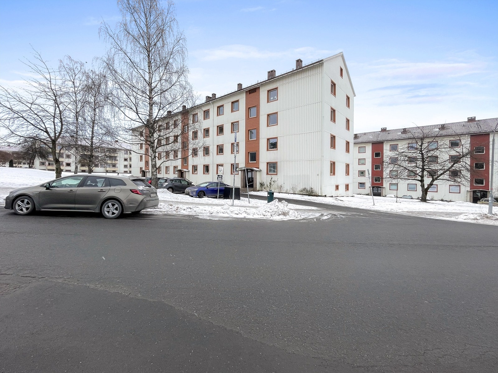 Området kombinerer store, bilfrie grøntarealer med umiddelbar nærhet til alt du trenger i hverdagen, noe som gjør dette til et ideelt sted for både familier, etablerere og voksne som verdsetter både byliv og rolige omgivelser. Galleribilde