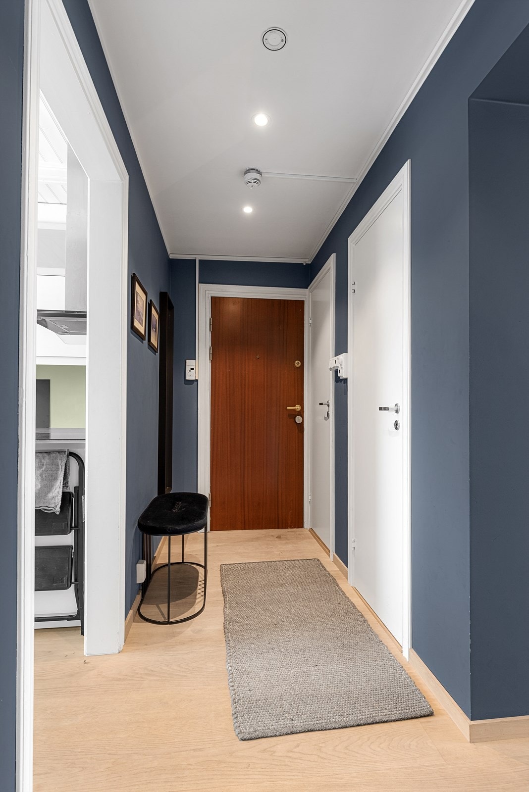 Velkommen inn i boligen! Entréen er lys og innbydende med plass til å oppbevare yttertøy og sko. Galleribilde