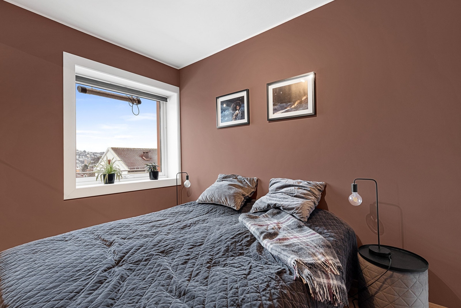 Hovedsoverommet er av god størrelse med plass til dobbeltseng og tilhørende nattbord. Galleribilde