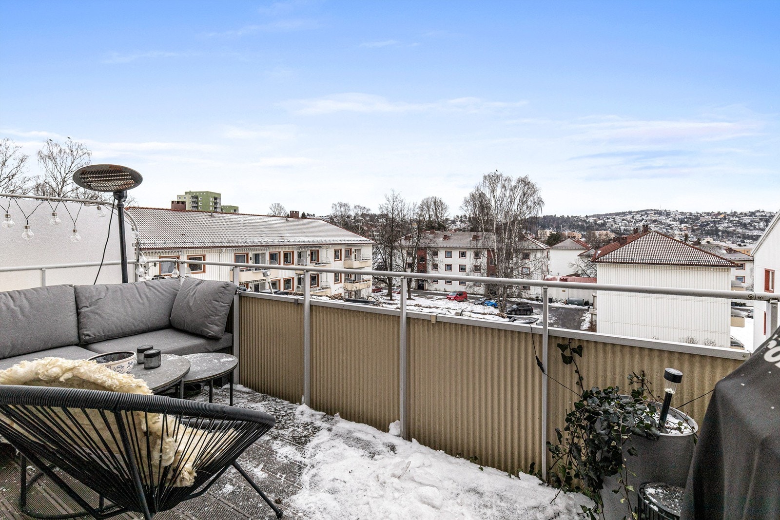 En romslig og stilren 3-roms med stor balkong, sentral beliggenhet og nærhet til det du har behov for. Galleribilde