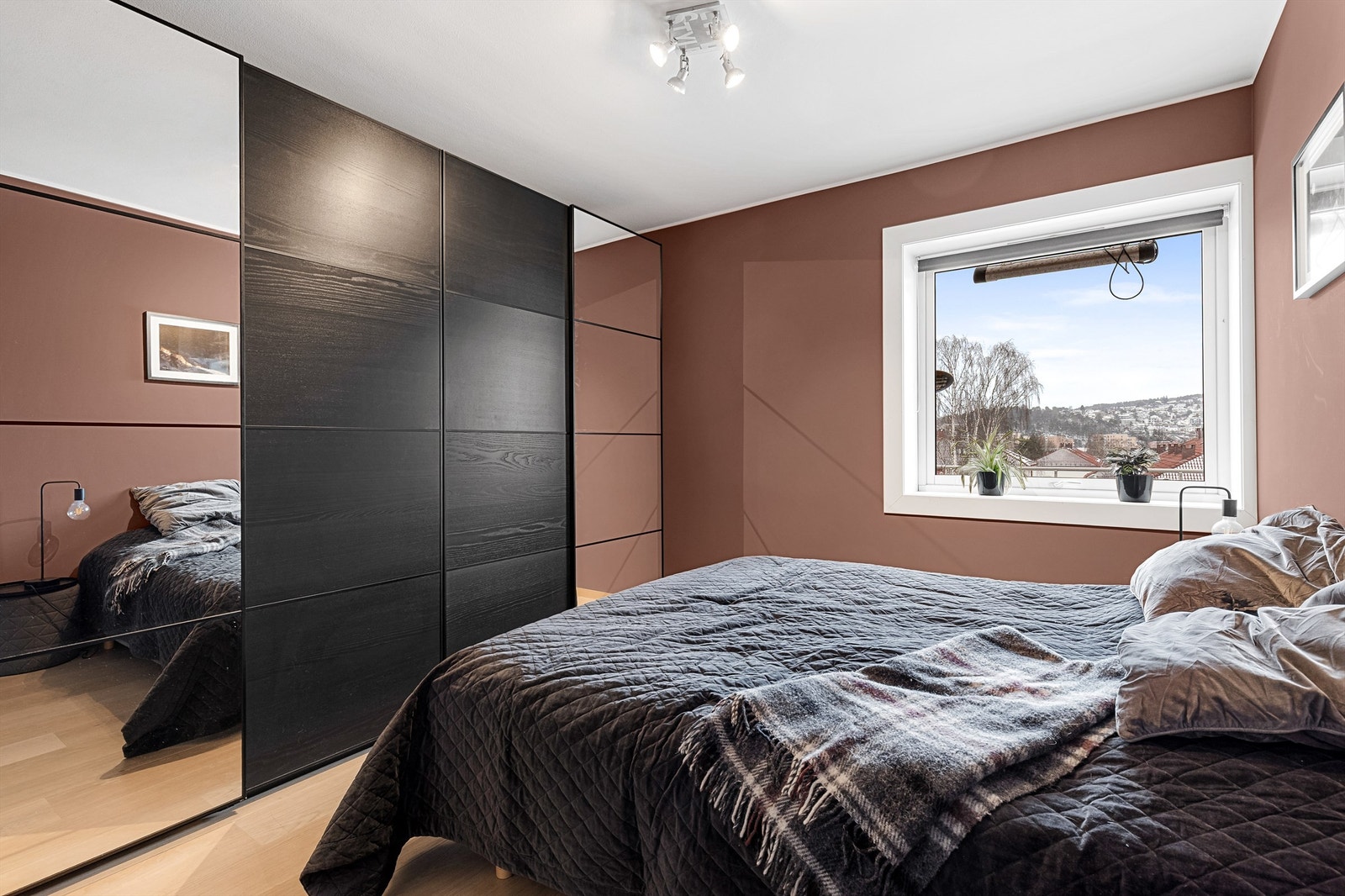 Det er rikelig med oppbevaringsplass i skyvedørsgarderobe med speilfronter. Galleribilde