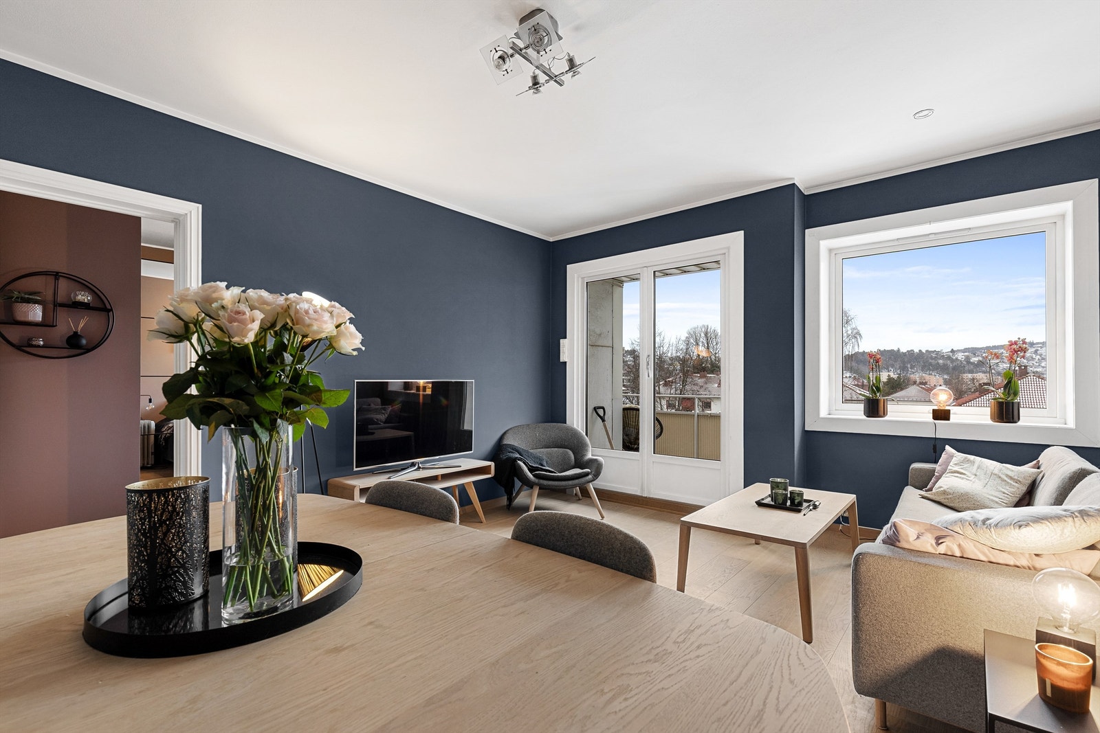 Stuen er av god størrelse med plass til å møblere med sofa, salongbord og TV-seksjon. Galleribilde