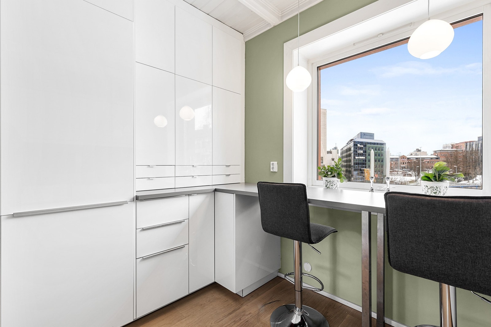 Kjøkkenet er holdt i en separat løsning, noe som skaper en skjermet sone for matlagingen. Det er rikelig med oppbevaringsplass i både skuffer og skap, og den store benkeplaten gjør det enkelt å tilberede gode måltider. Galleribilde