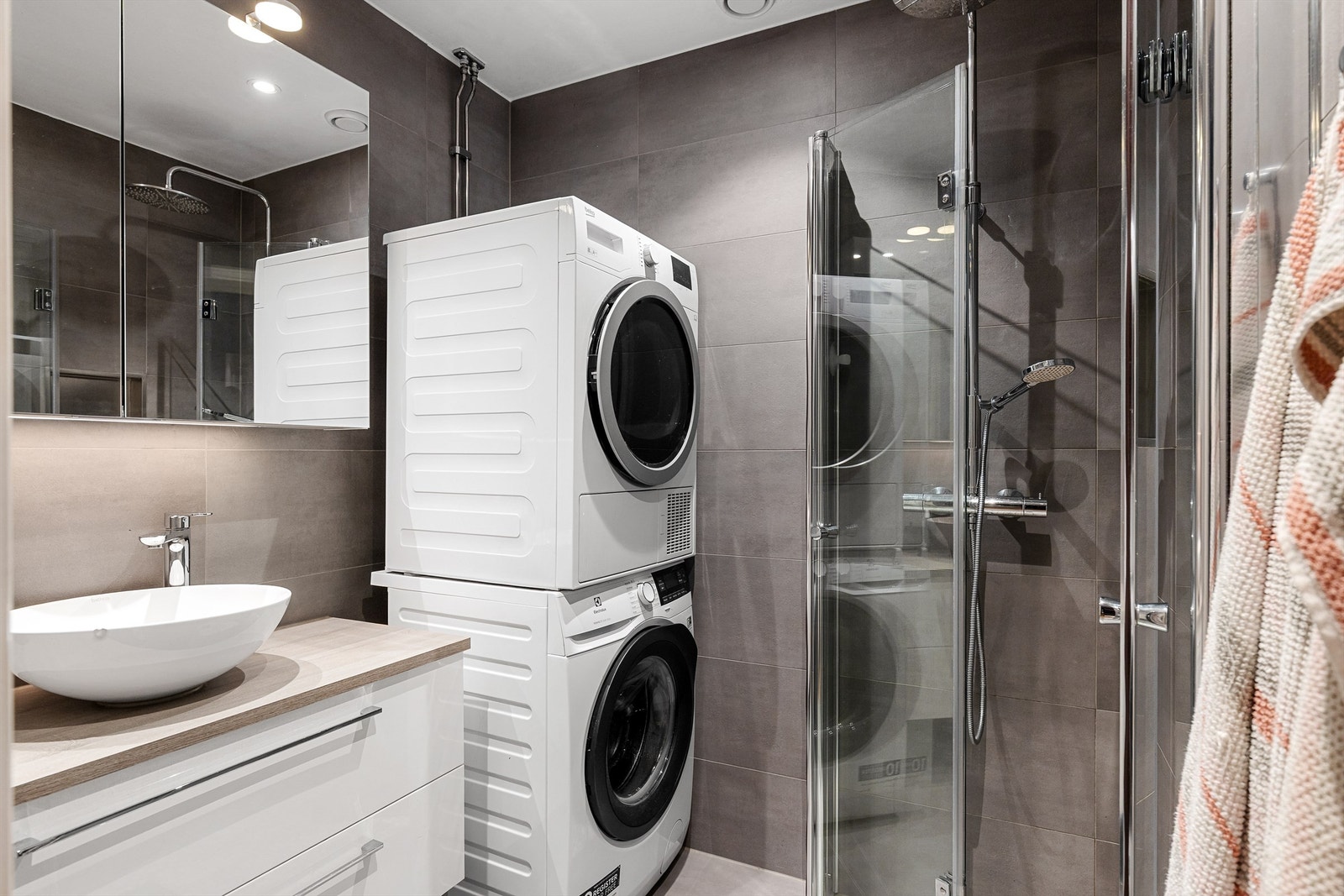 Badet i boligen er av god størrelse og er pent flislagt på gulv og vegger, med elektrisk gulvvarme i gulv. Galleribilde