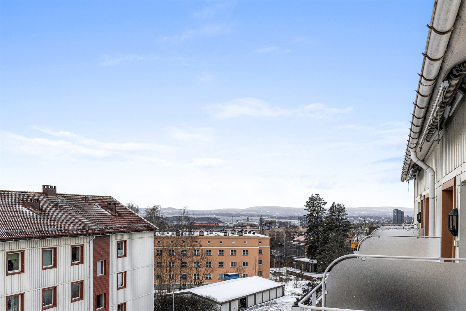 Kollektivtilbudet er et av områdets store fortrinn. Fra Helsfyr T-banestasjon, bare syv minutters gange unna, har du tilgang til fire T-banelinjer som tar deg raskt rundt i hele byen. For daglige innkjøp finner du en rekke butikker i umiddelbar nærhet. Galleribilde