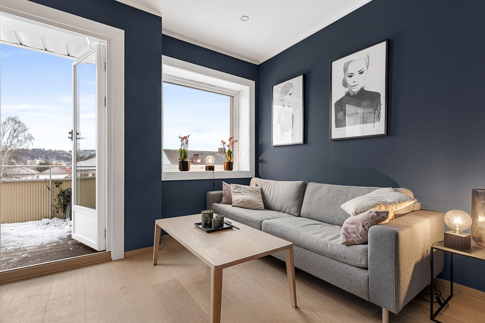 Det er store vindusflater som gir en åpen og luftig romfølelse. Herfra er det også utgang til en romslig balkong. Galleribilde