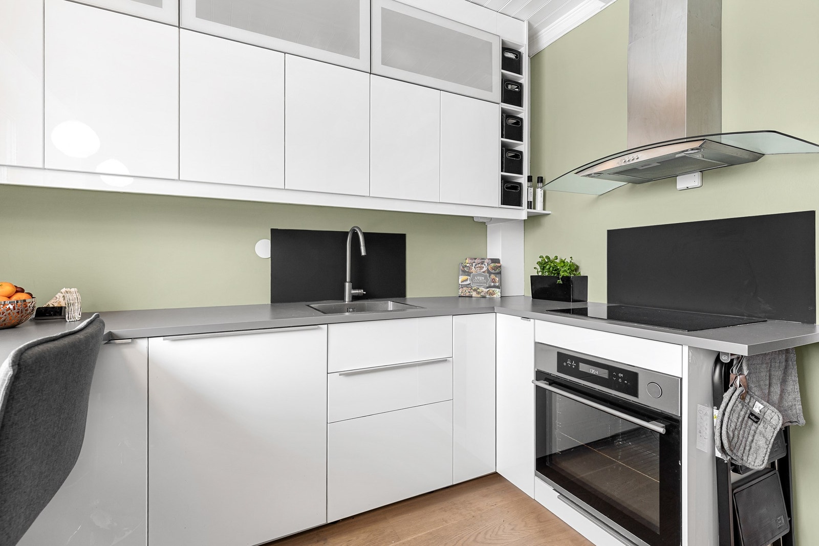 Kjøkkeninnredning av glatte fronter og laminat benkeplate med nedfelt vaskekum. Galleribilde