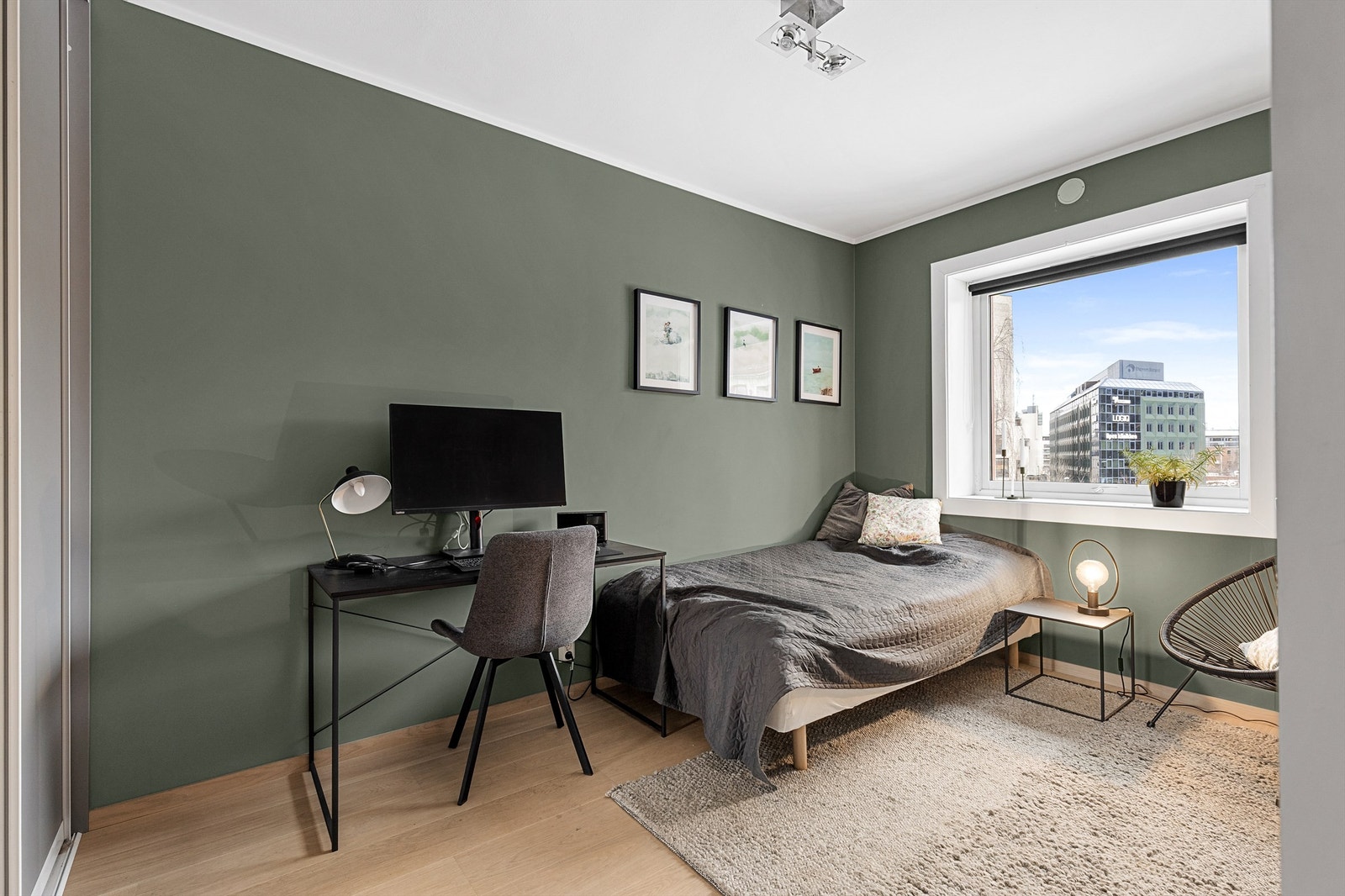 Leilighetens andre soverom er også av god størrelse og egner seg ypperlig til gjesterom/barnerom/kontor. Galleribilde