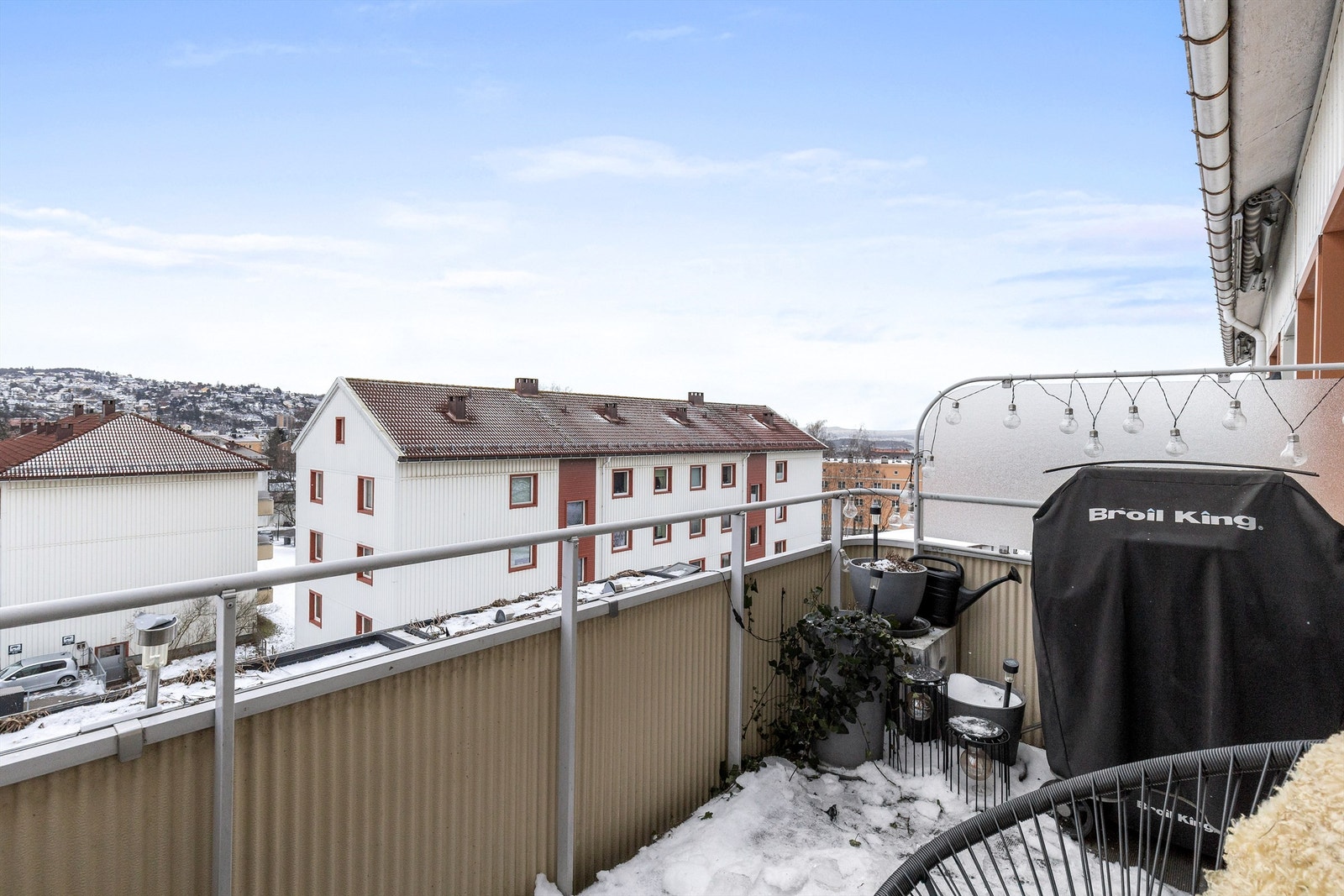 Balkongen er av god størrelse med plass til ønsket utemøblement. Galleribilde