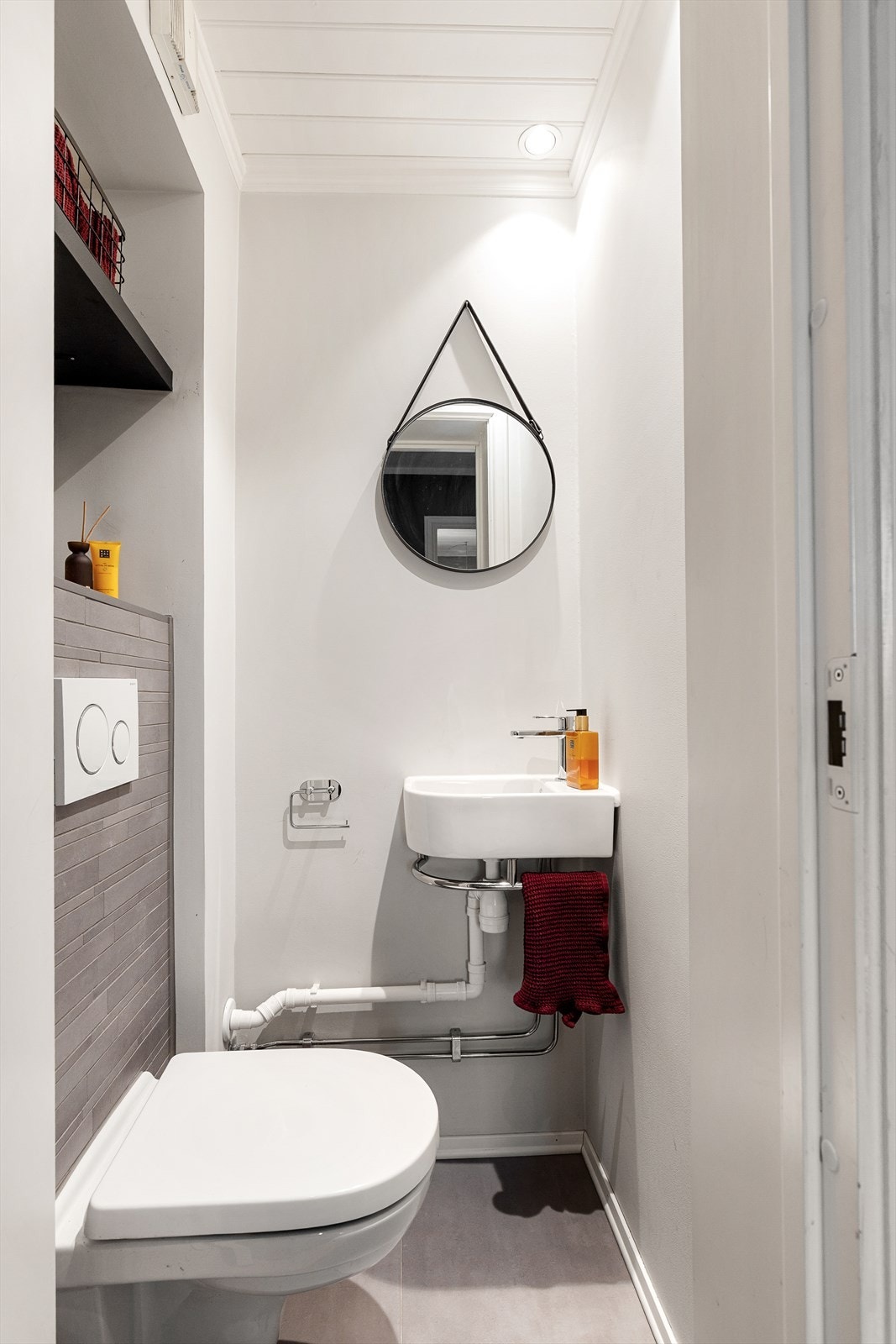 Toalettrommet er innredet med vegghengt klosett og servant, og er pent flislagt m. elektrisk gulvvarme. Galleribilde