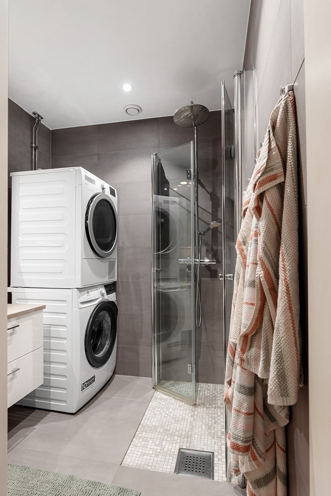 Det er både plass og opplegg for vaskemaskin og tørketrommel. Galleribilde