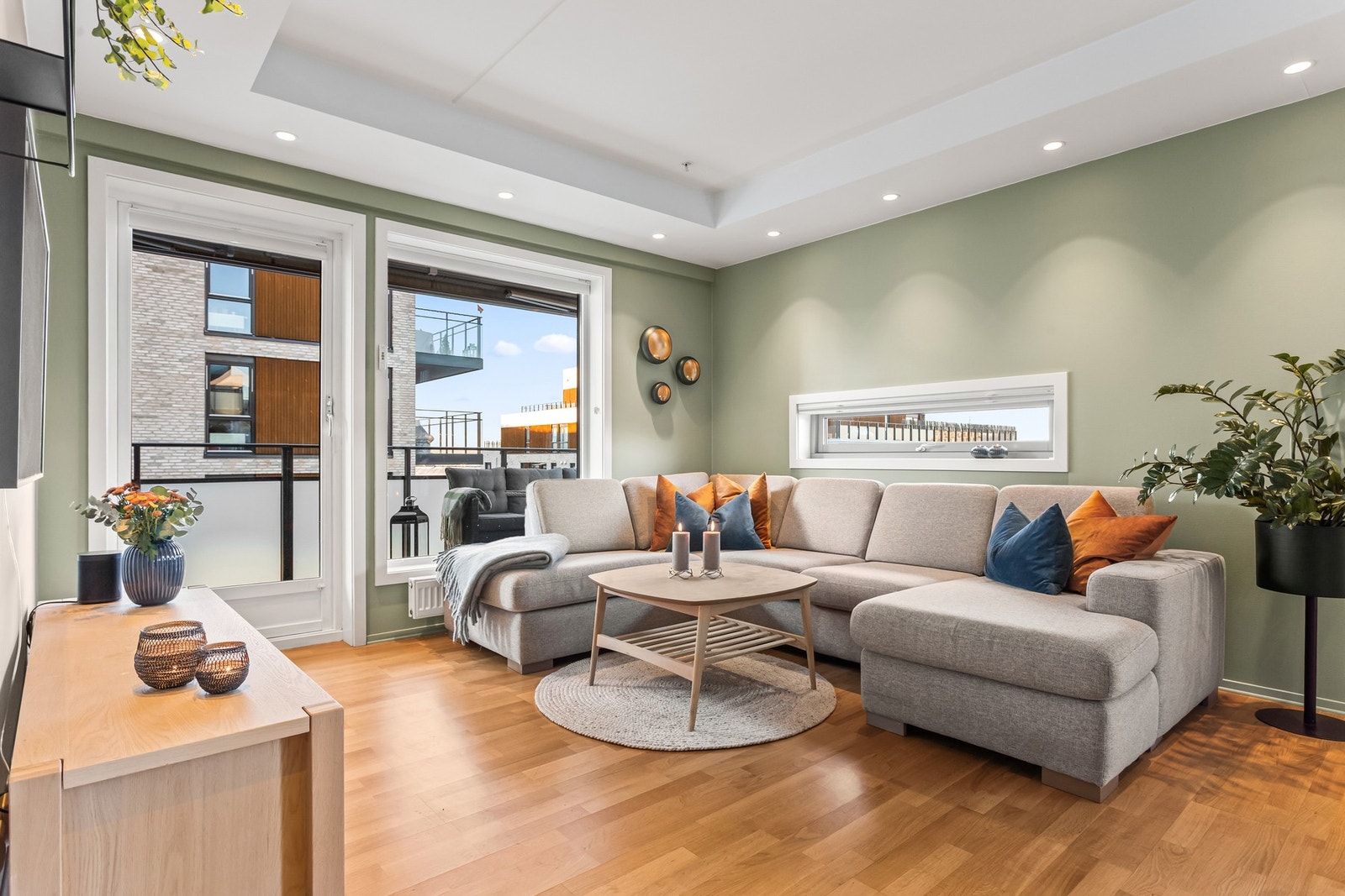 Her er det store vindusflater som sørger for godt med naturlig lysinnslipp og utgang til en solrik balkong på ca. 14,5 kvm. Galleribilde