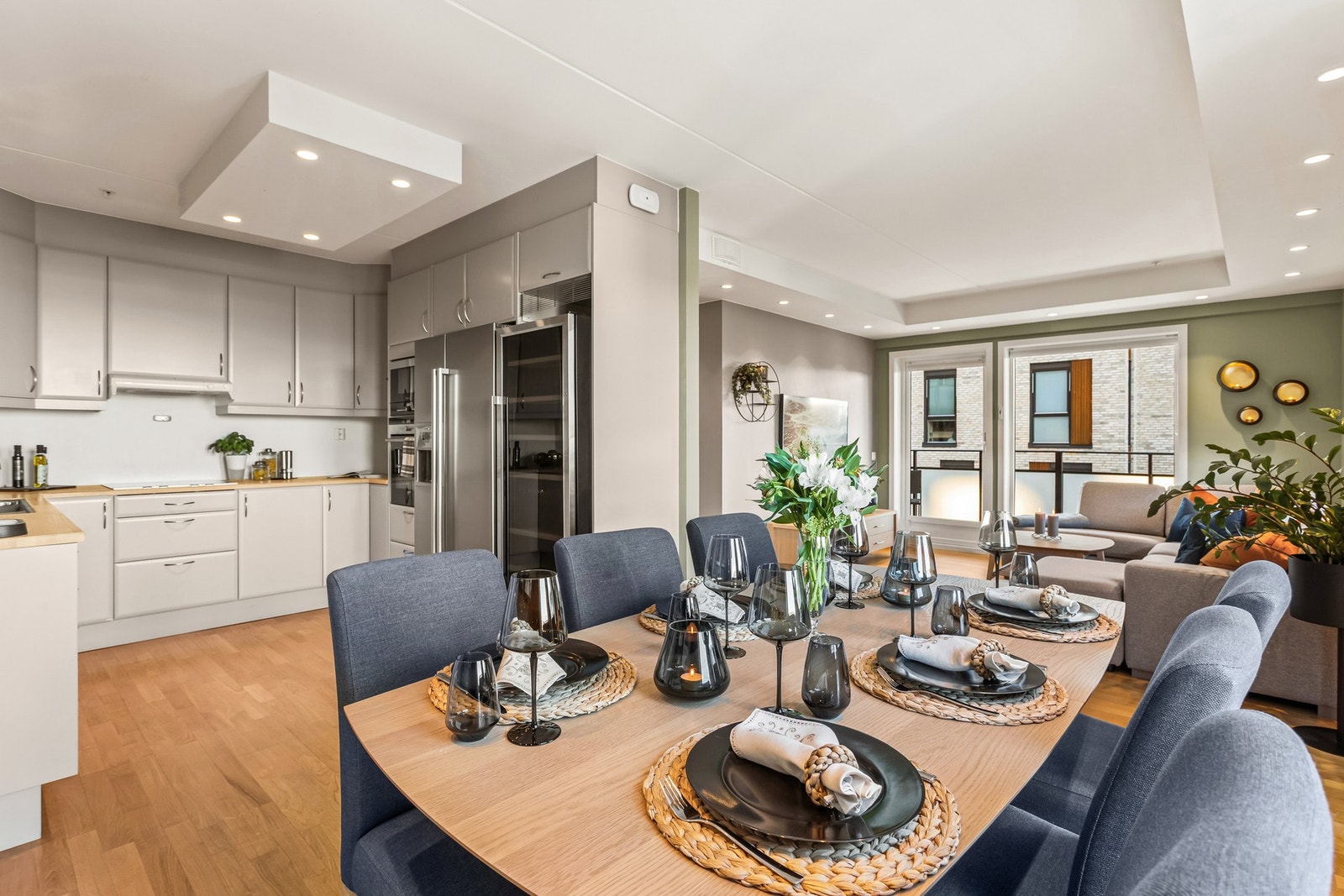 Kjøkkenet fungerer godt som et naturlig knutepunkt med tilknytning til både spiseplassen og stuen. Galleribilde