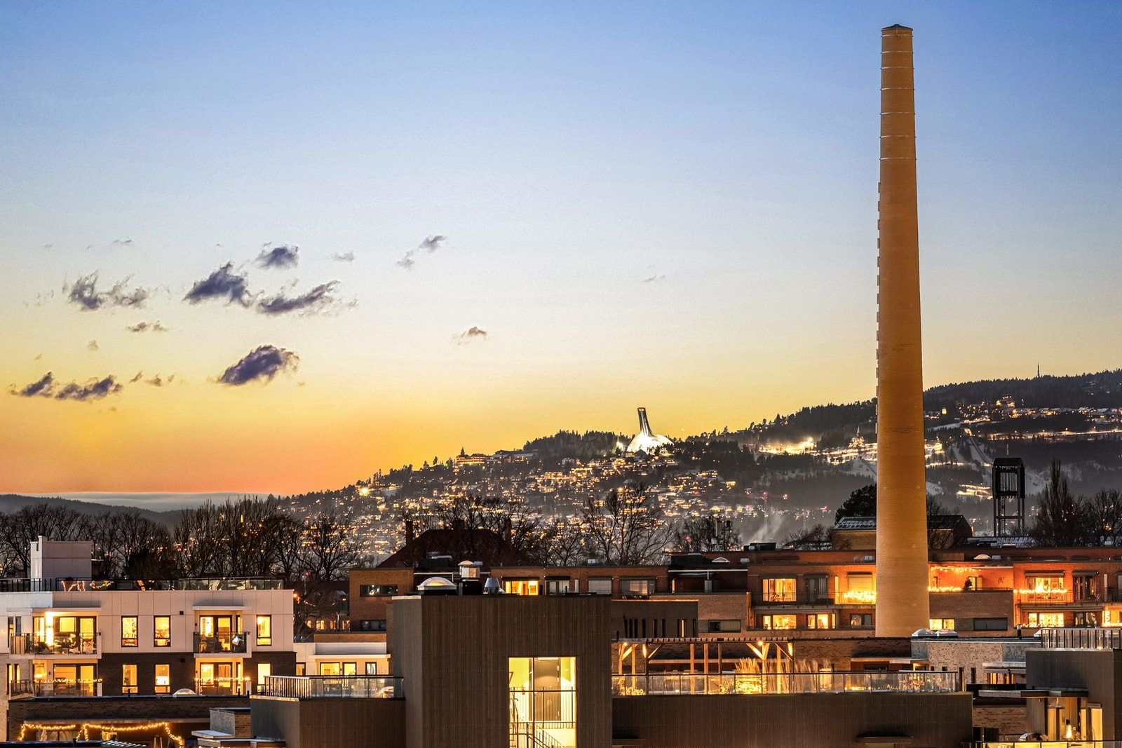 Flott utsikt mot Holmenkollen fra balkongen. Galleribilde