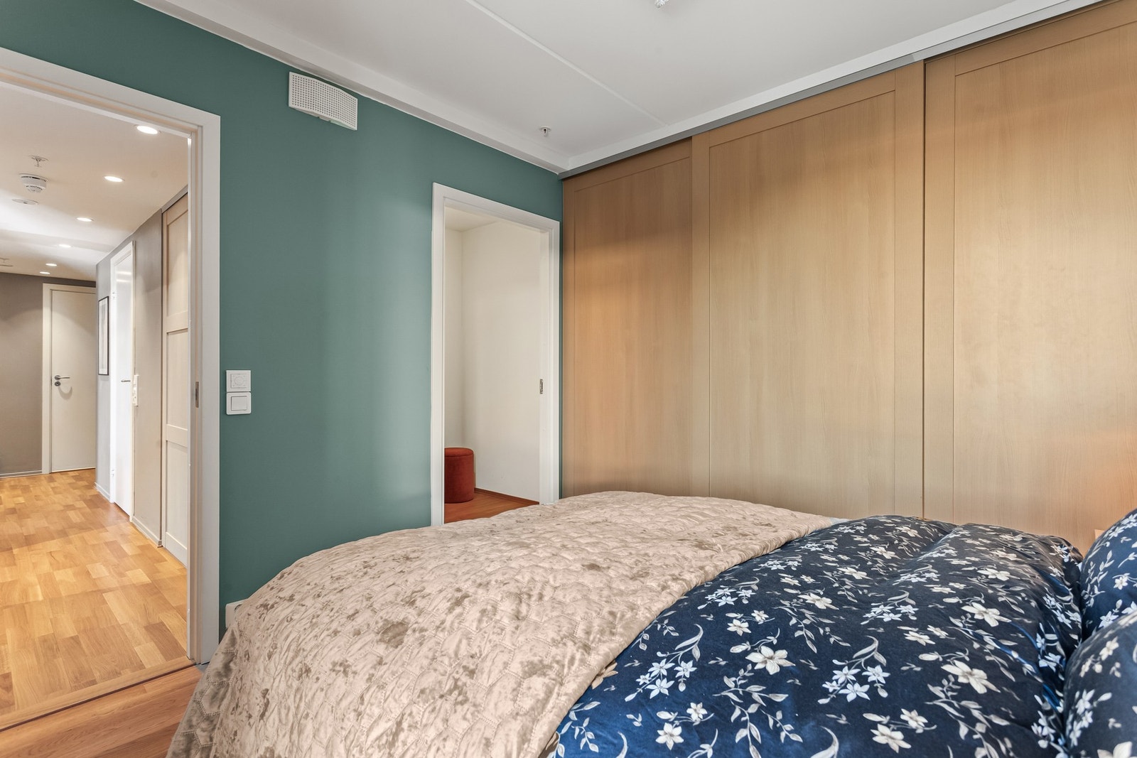 Fra hovedsoverommet har du inngang til en innvendig bod. Galleribilde