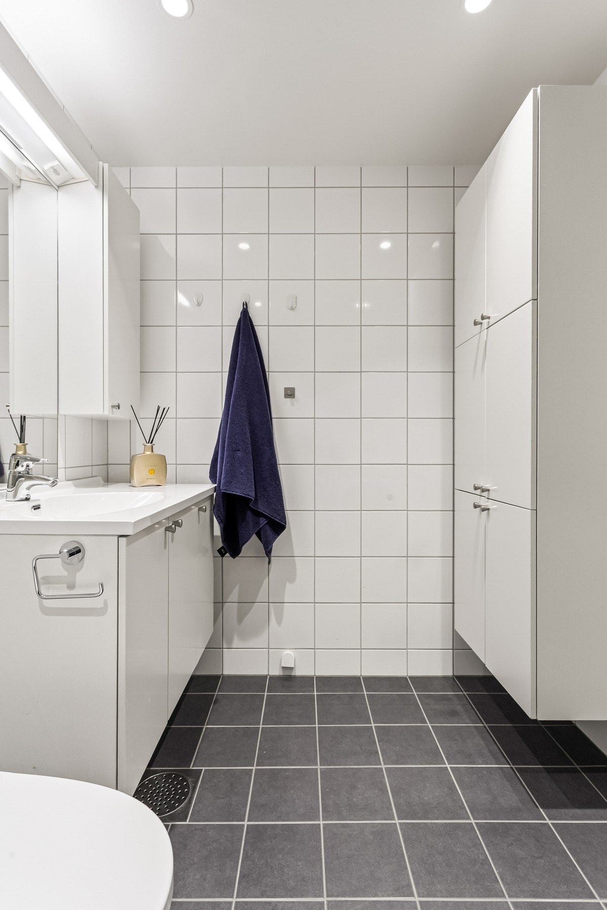 Innredningen består av servantskap med heldekkende servant, speil med lysarmatur og høyskap. Galleribilde