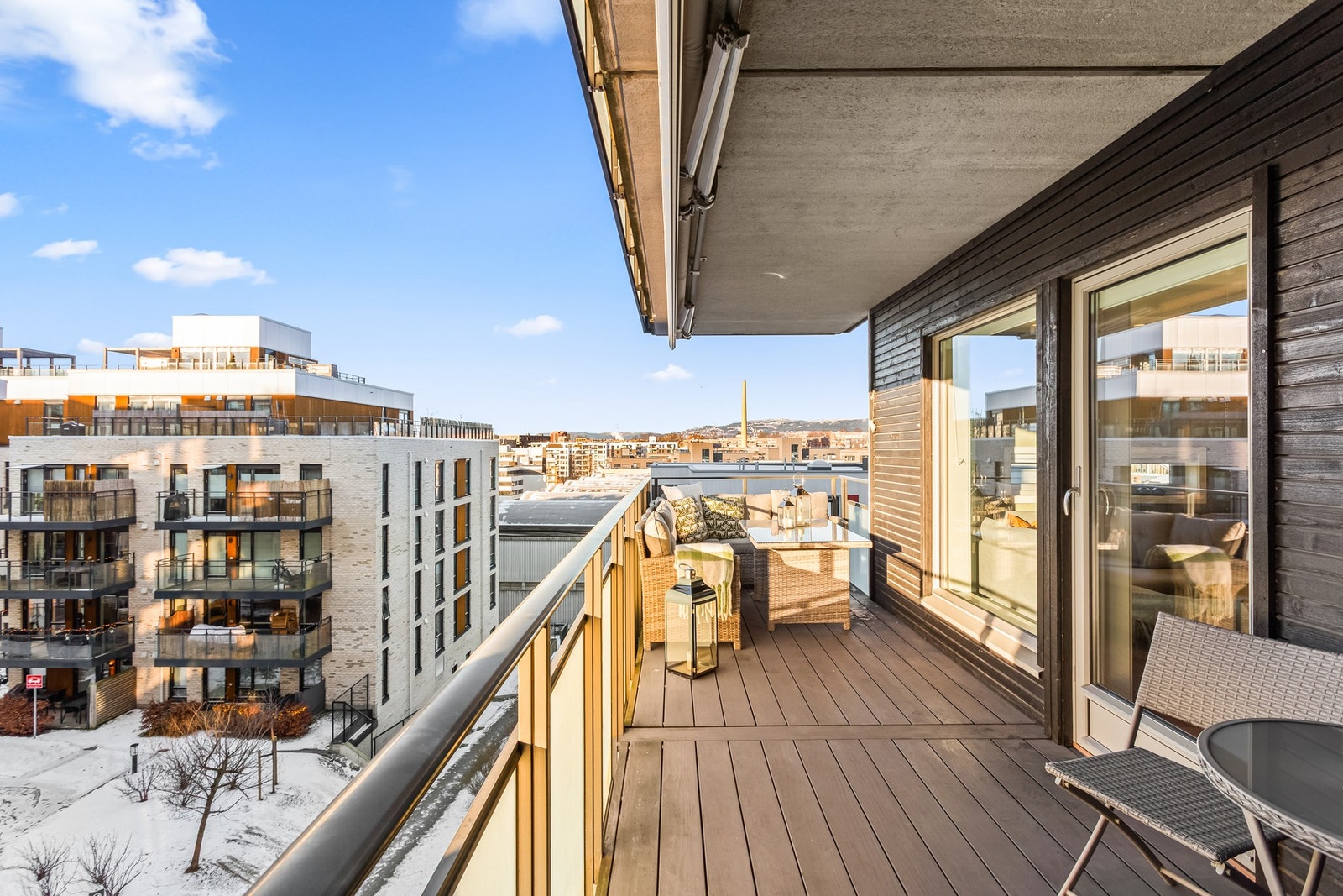 Solrik sørvestvendt balkong på ca. 14,5 kvm med god plass til utemøbler. Det er i tillegg montert markise, utelys, stikkontakt og terrassevarmer på balkongen. Galleribilde